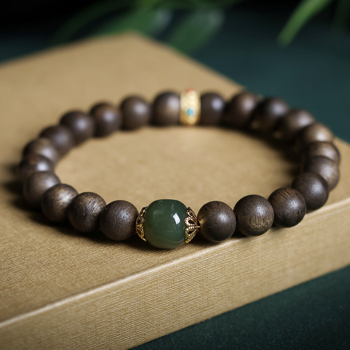 Pulsera de madera blanca de Qinan con cuenta separadora de jade hetiano: una elegante fragancia de espiritualidad