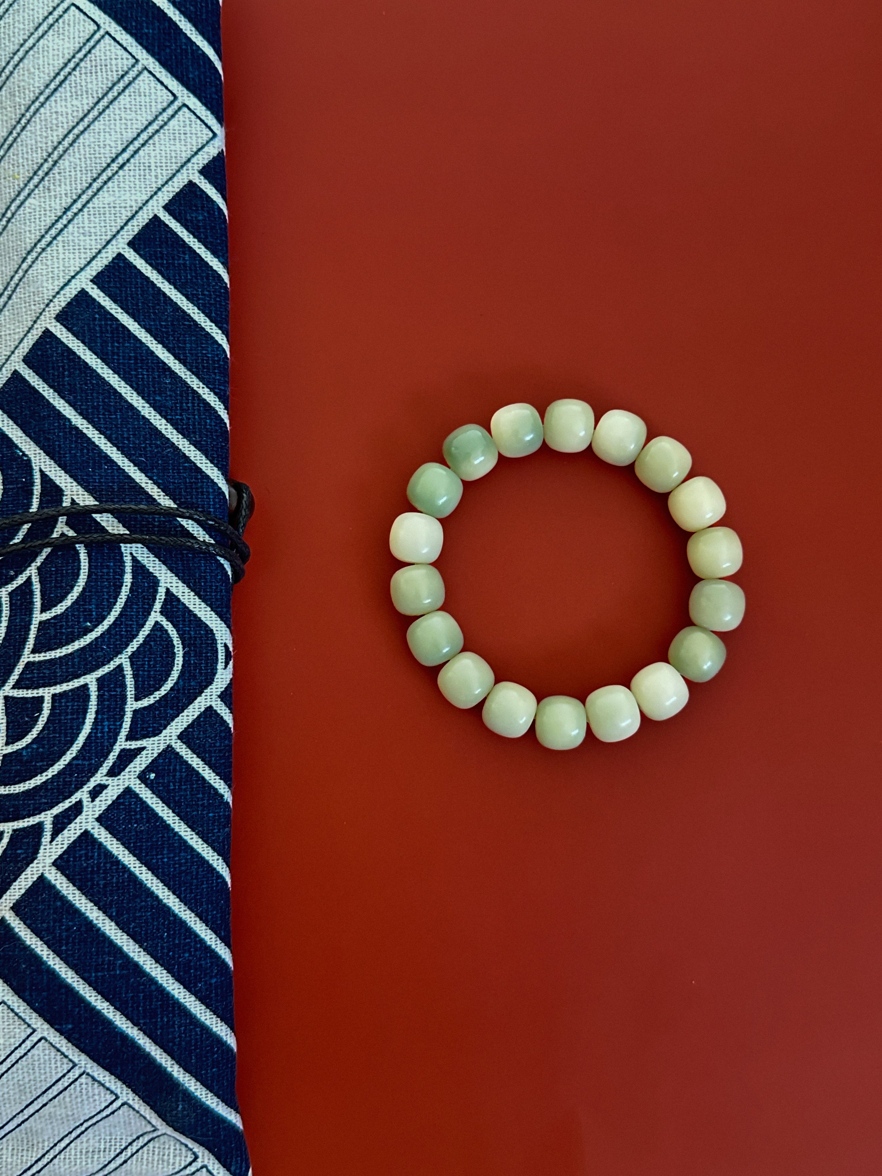 Bodhi-Armband mit natürlichem Farbverlauf und grünen Trauben – Gelassenheit und Frische