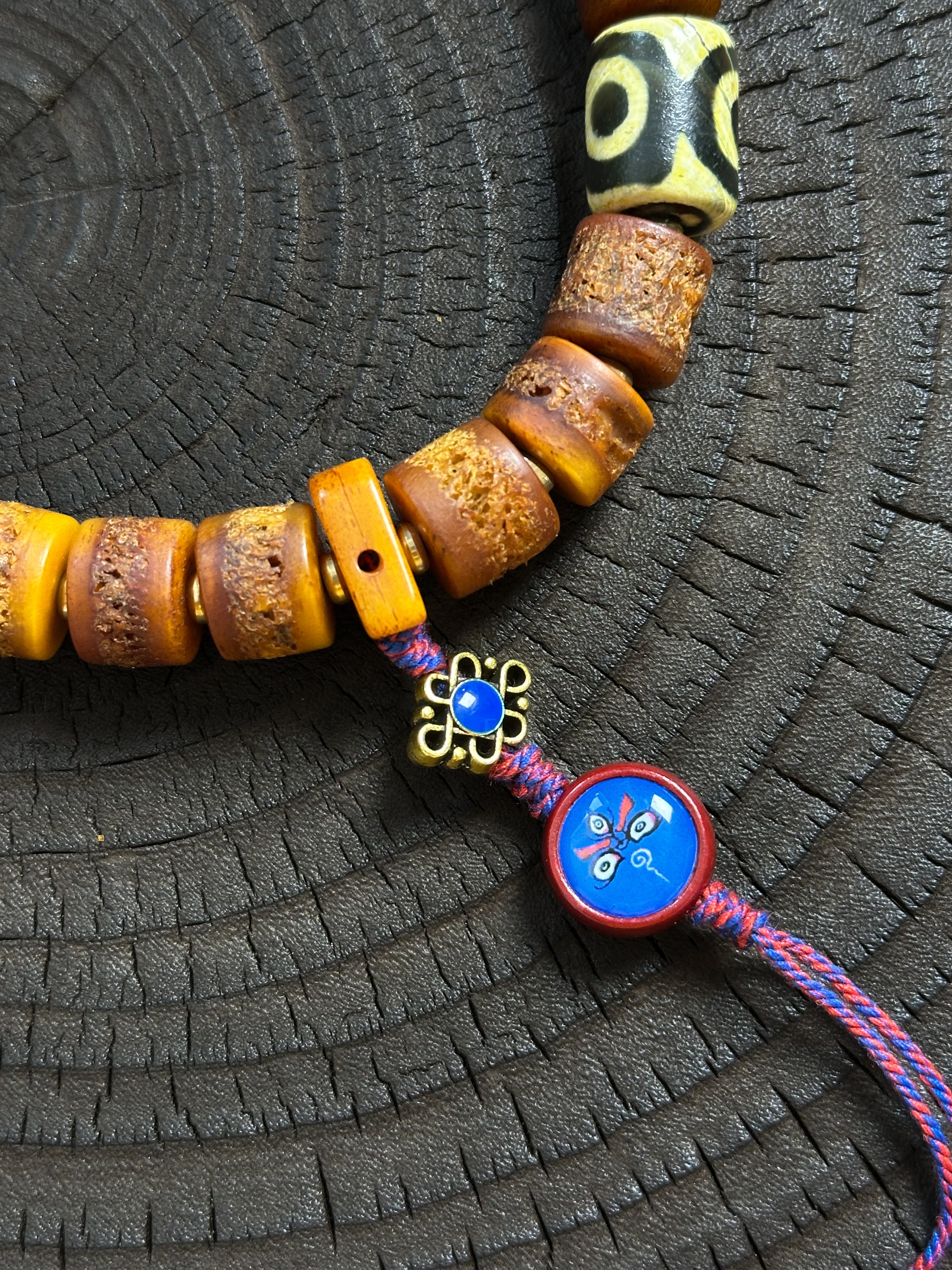 Yak-Schädel-Bernstein-Gabba-Armband – tibetische Stärke und Schutz