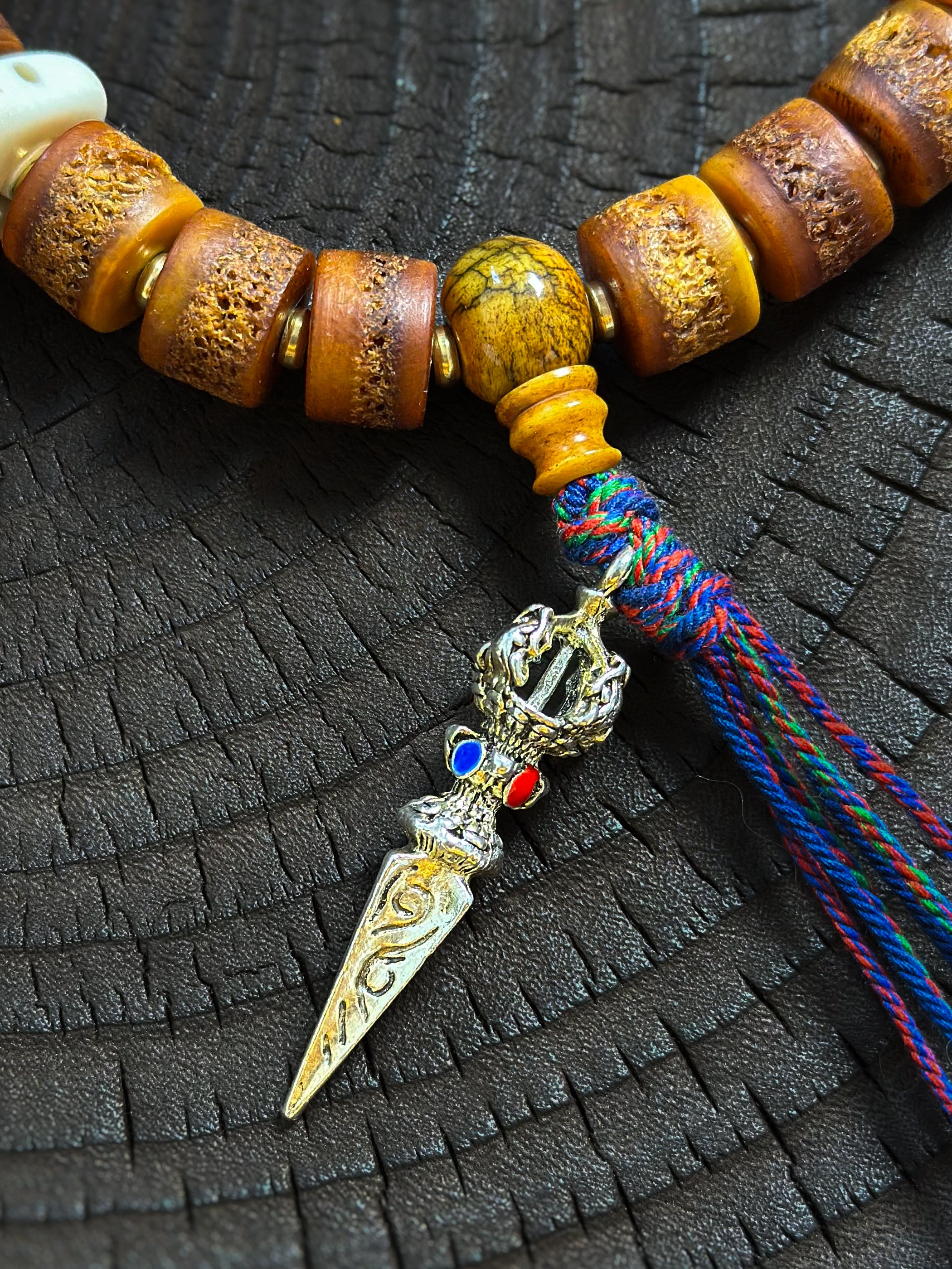 Yak-Schädel-Bernstein-Gabba-Armband – tibetische Stärke und Schutz