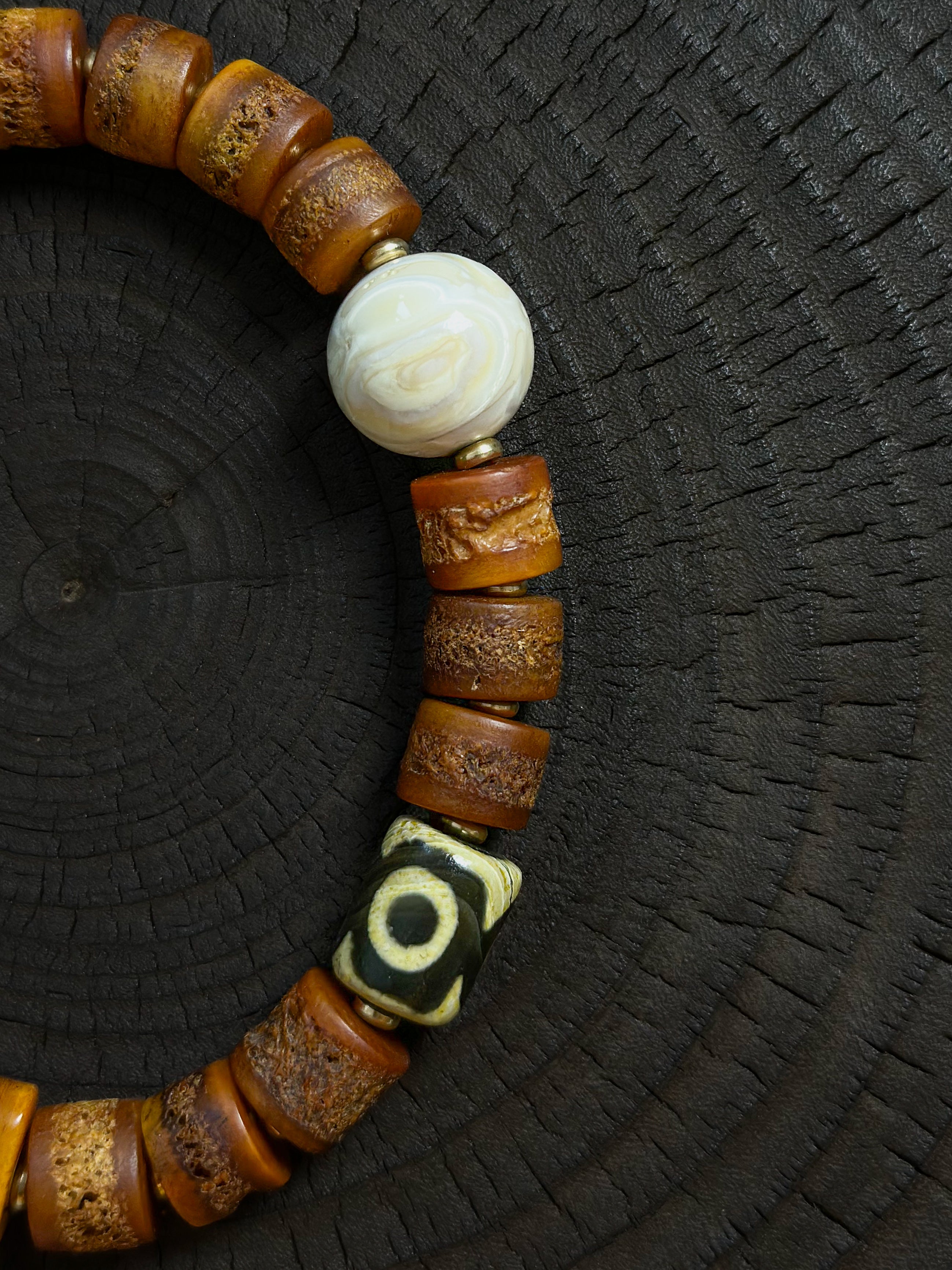 Yak-Schädel-Bernstein-Gabba-Armband – tibetische Stärke und Schutz