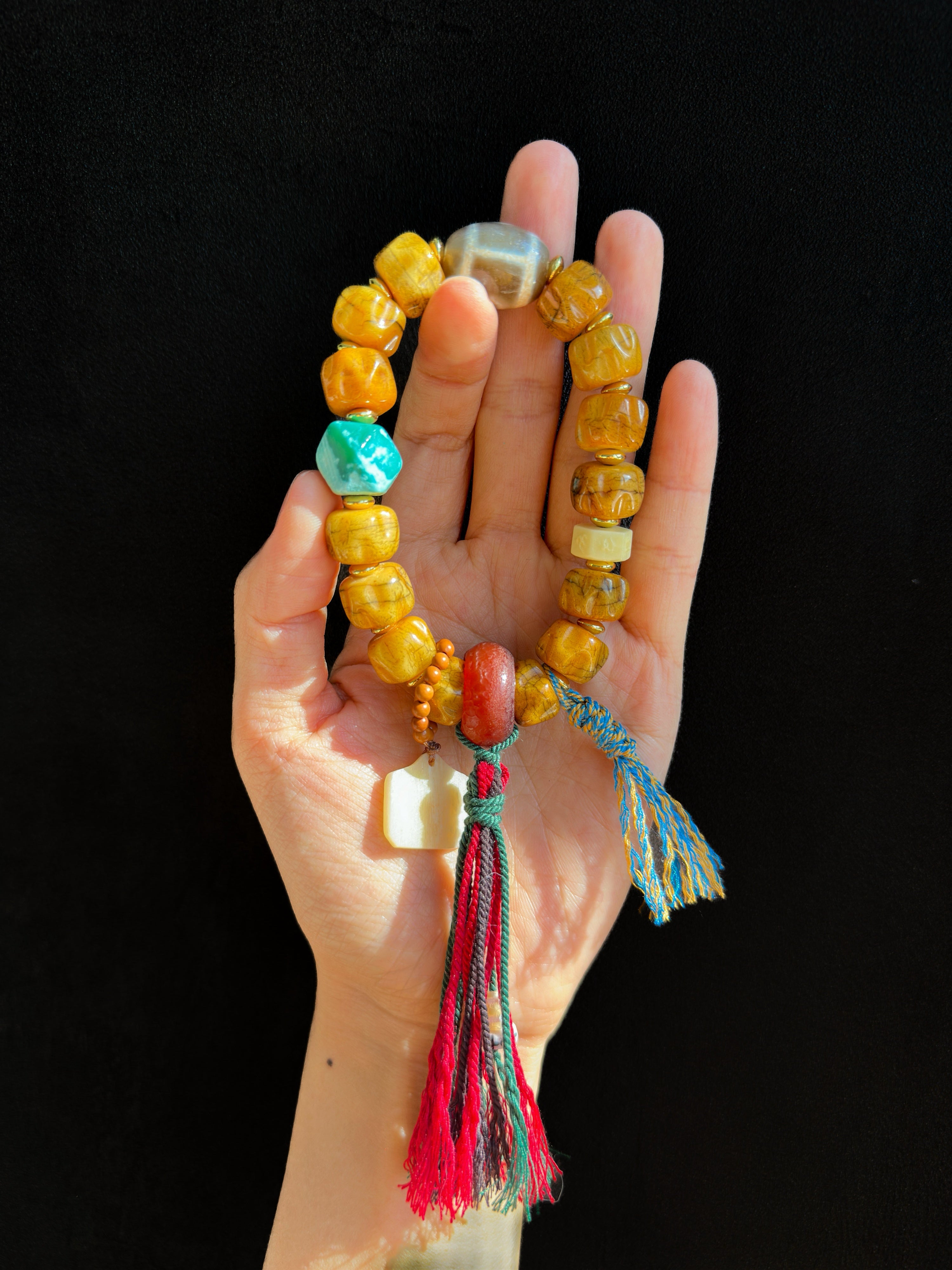 Armband aus tibetischem Yak-Knochen und Bai-Xiang-Samen – eine Harmonie aus Tradition und Spiritualität