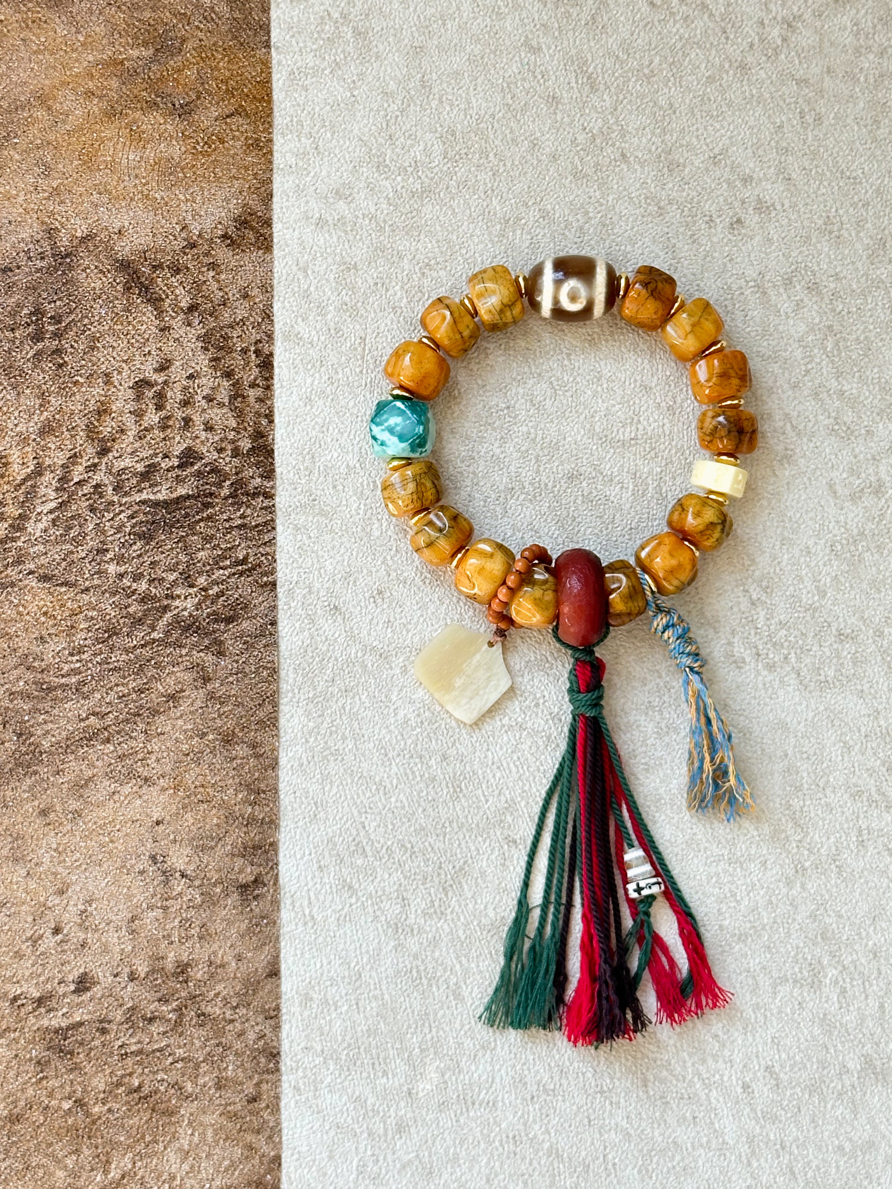 Armband aus tibetischem Yak-Knochen und Bai-Xiang-Samen – eine Harmonie aus Tradition und Spiritualität
