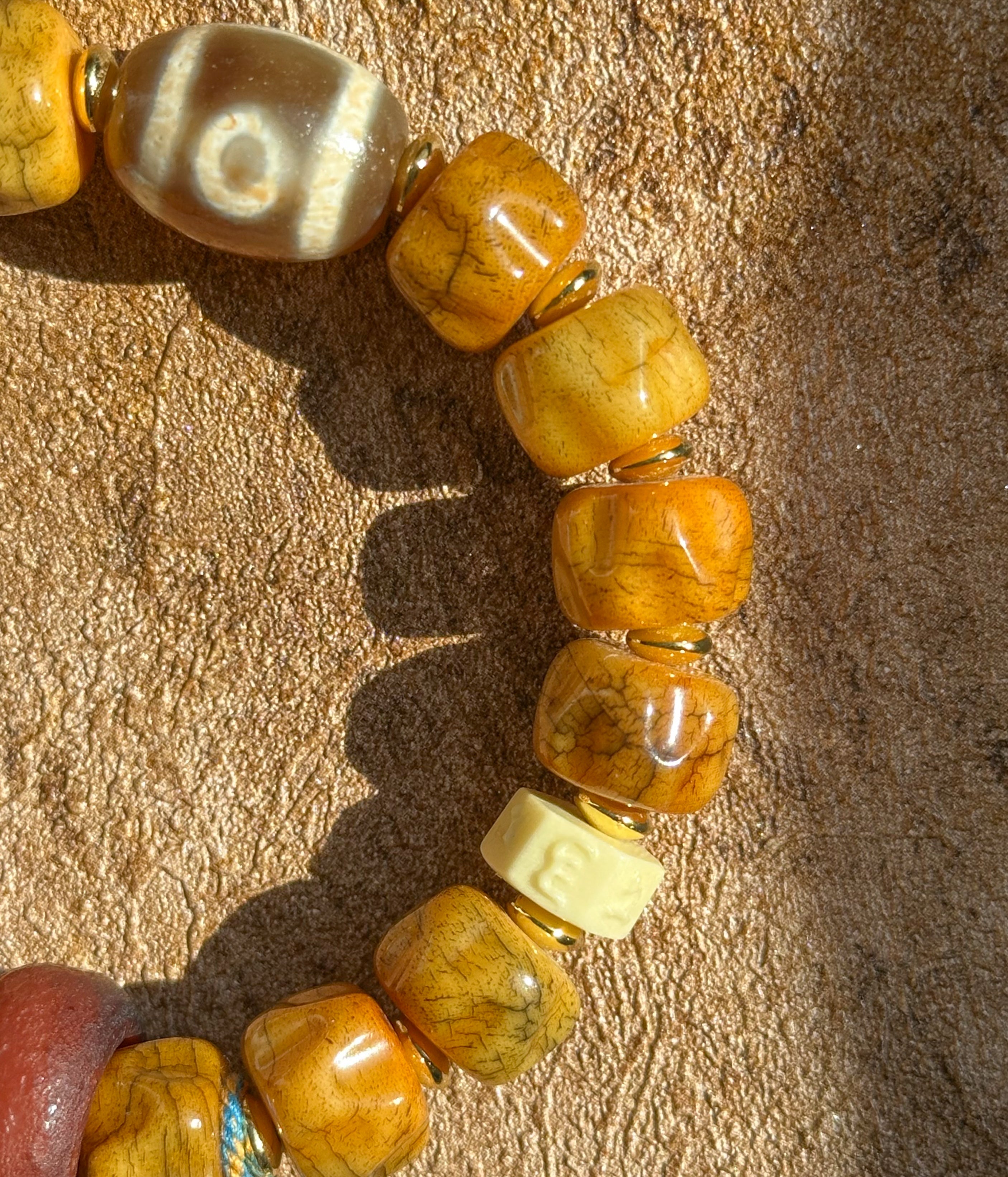Armband aus tibetischem Yak-Knochen und Bai-Xiang-Samen – eine Harmonie aus Tradition und Spiritualität