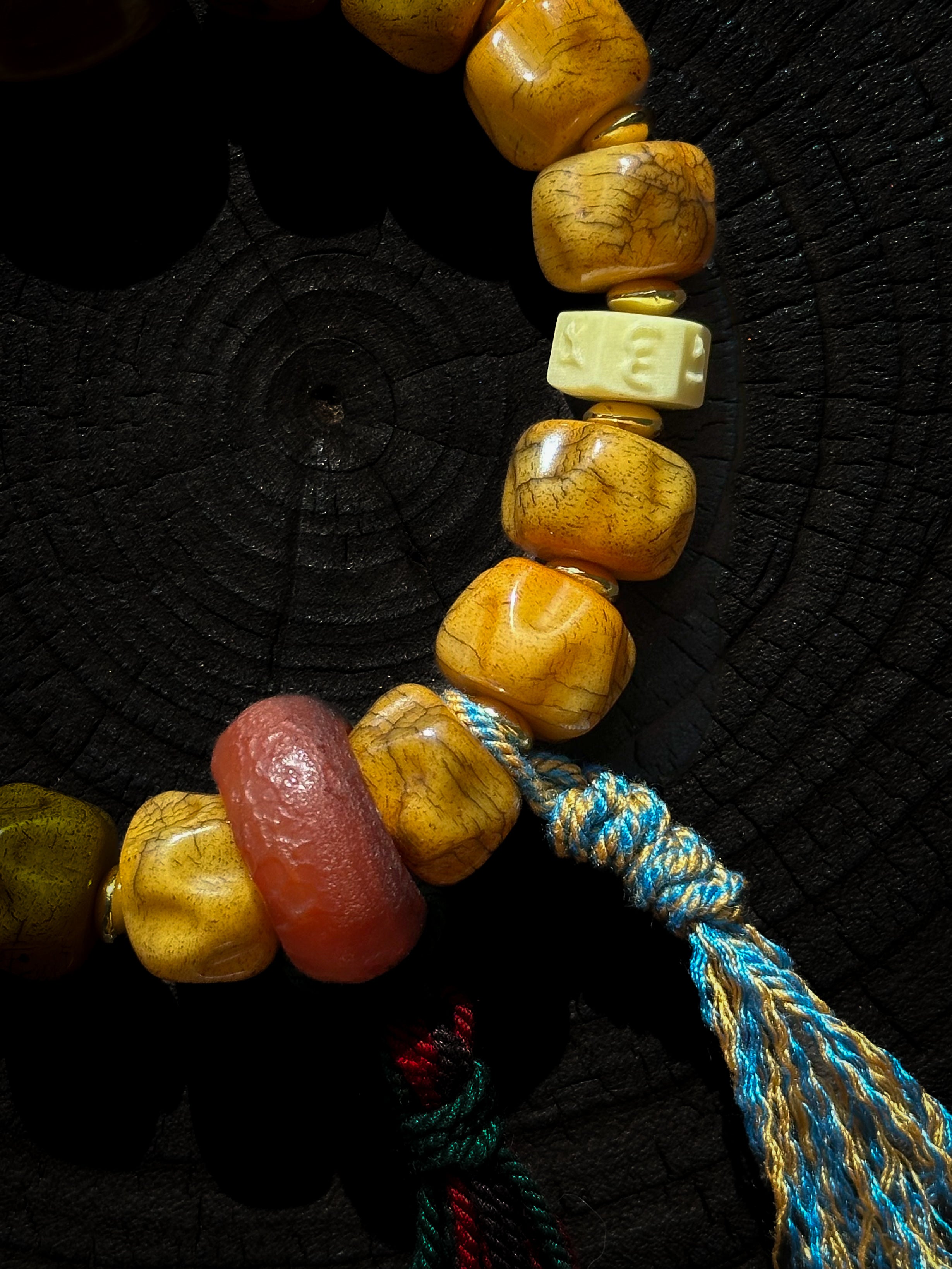 Armband aus tibetischem Yak-Knochen und Bai-Xiang-Samen – eine Harmonie aus Tradition und Spiritualität