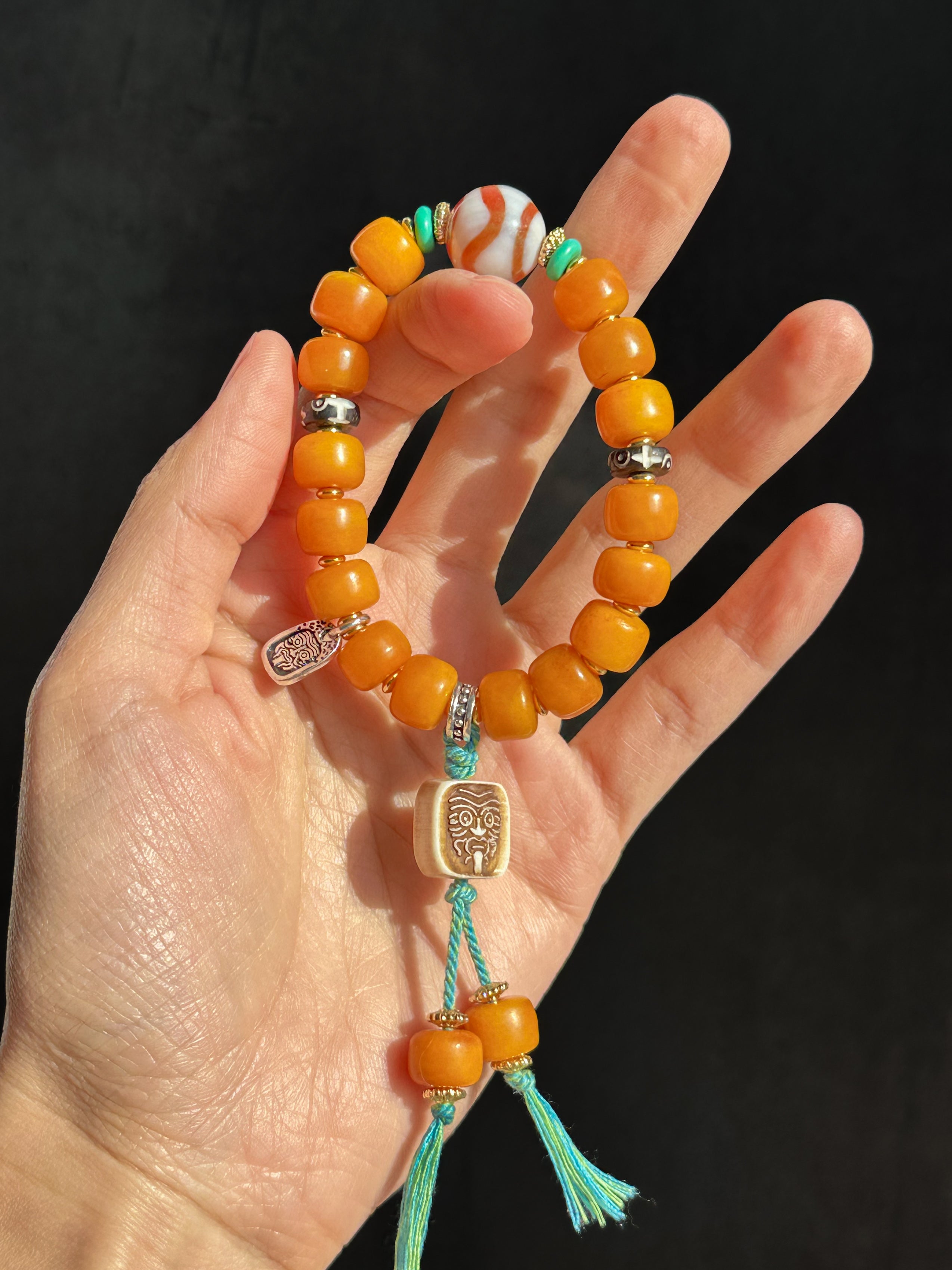 Pulsera tibetana de cuentas de hueso de yak con colgante de zajilam: artesanía étnica y simbolismo espiritual
