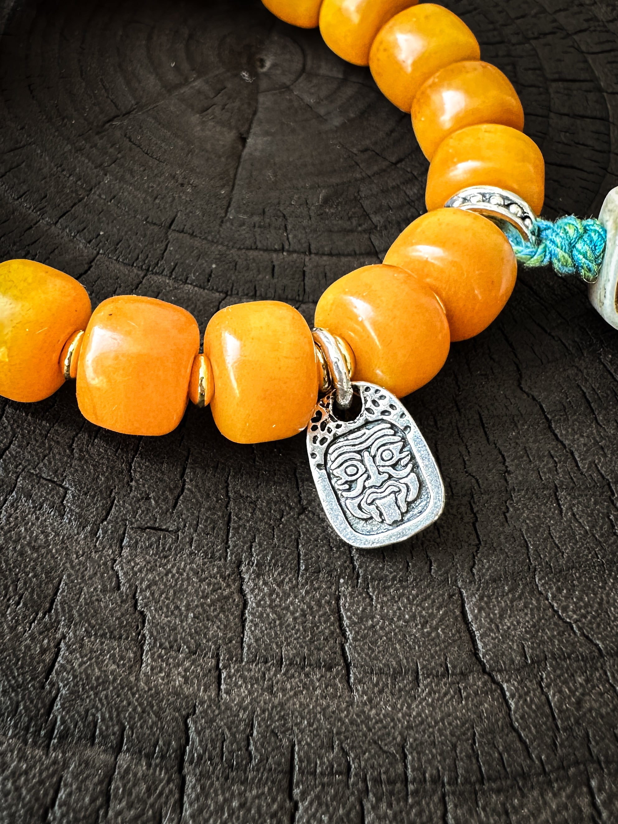 Pulsera tibetana de cuentas de hueso de yak con colgante de zajilam: artesanía étnica y simbolismo espiritual