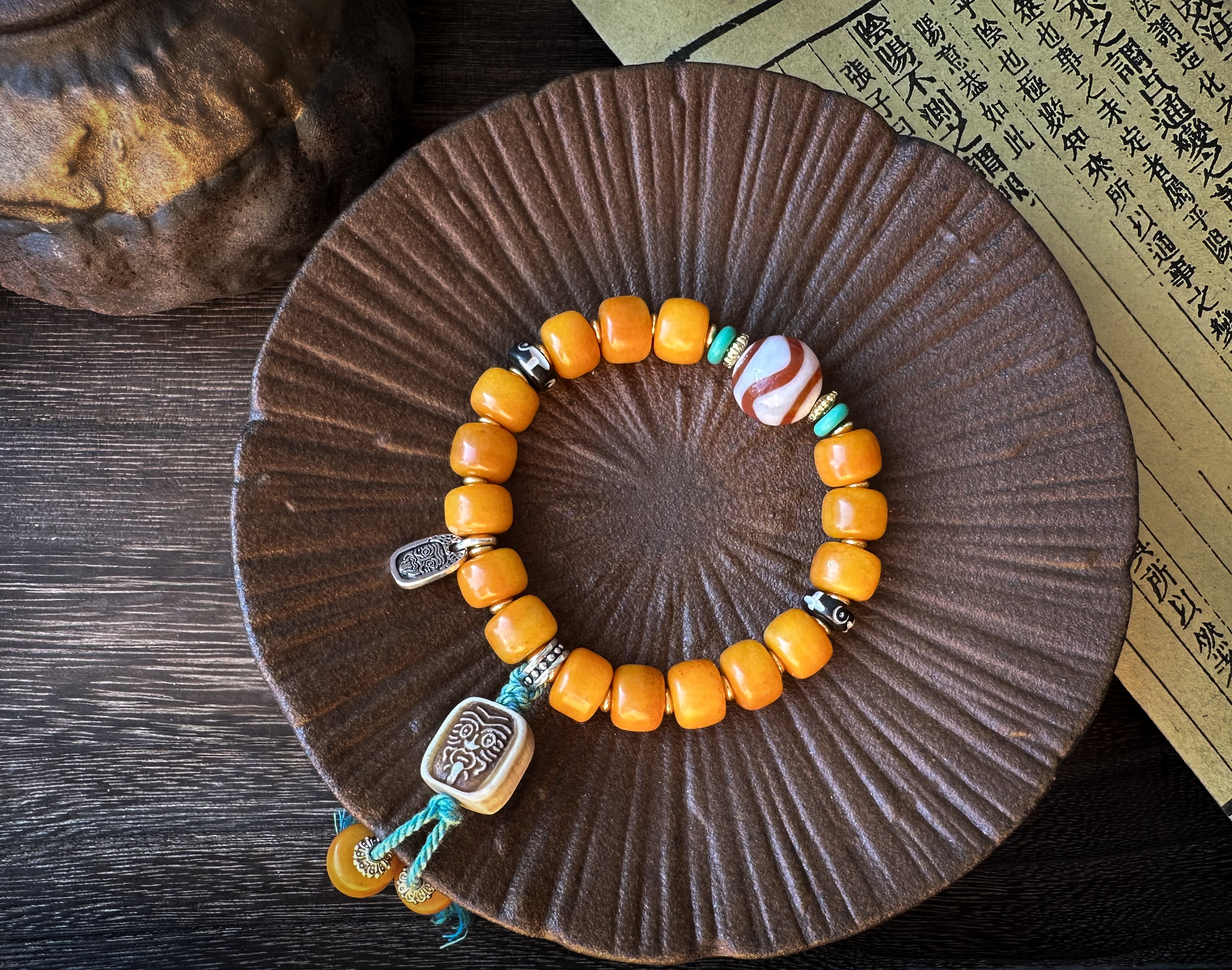 Pulsera tibetana de cuentas de hueso de yak con colgante de zajilam: artesanía étnica y simbolismo espiritual