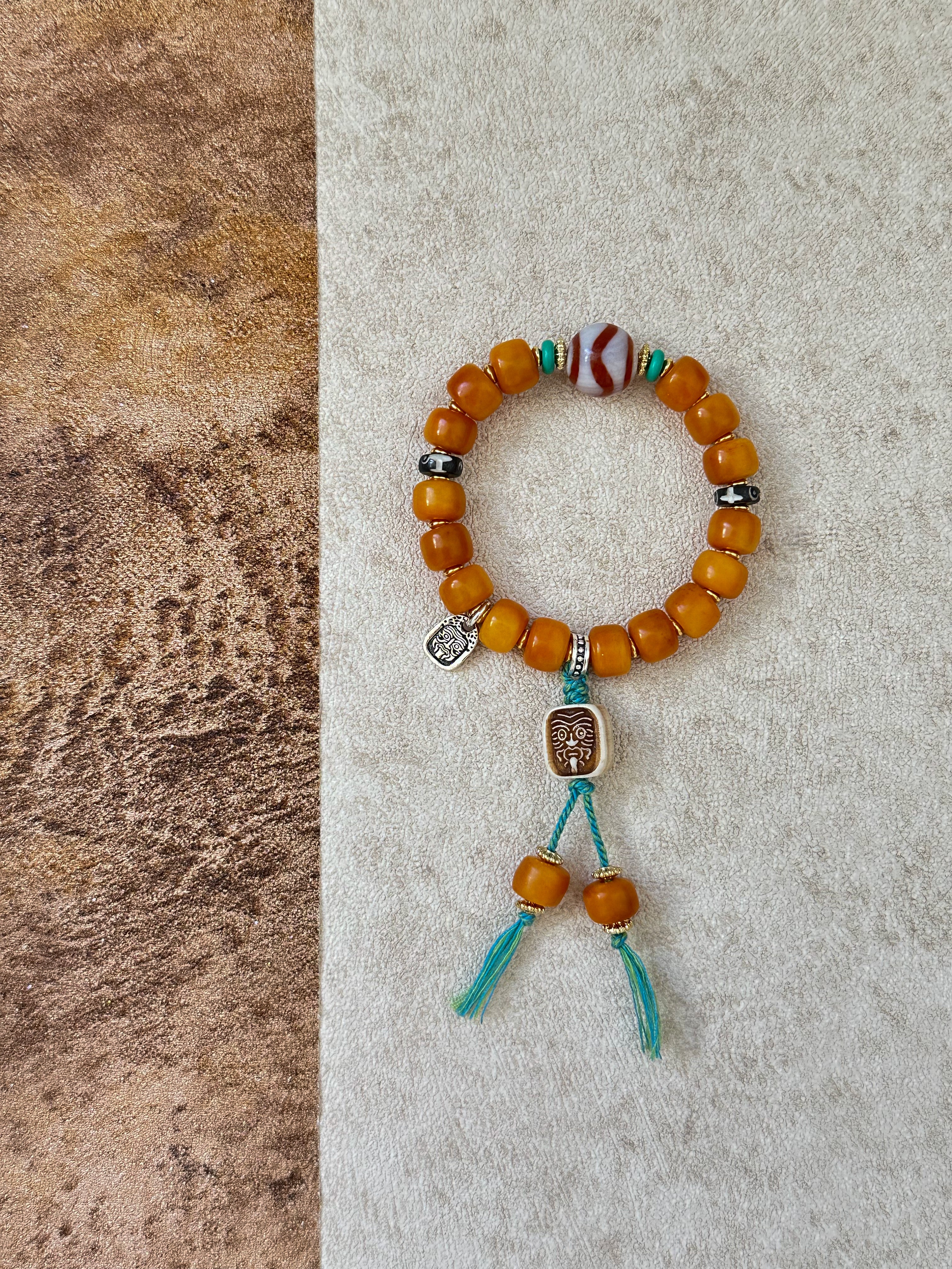 Pulsera tibetana de cuentas de hueso de yak con colgante de zajilam: artesanía étnica y simbolismo espiritual