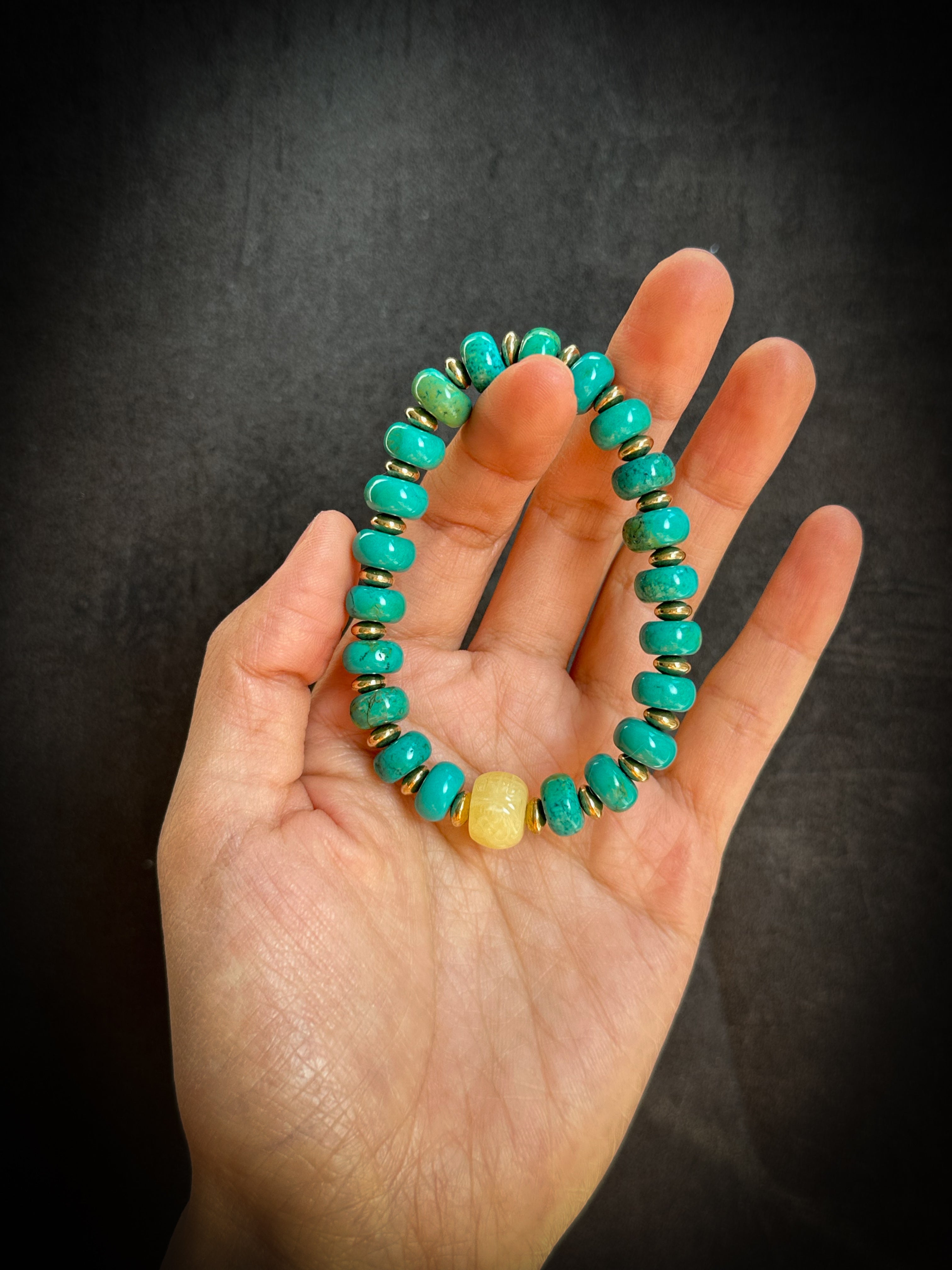 Pulsera de turquesa tibetana y ámbar: símbolo de armonía y protección