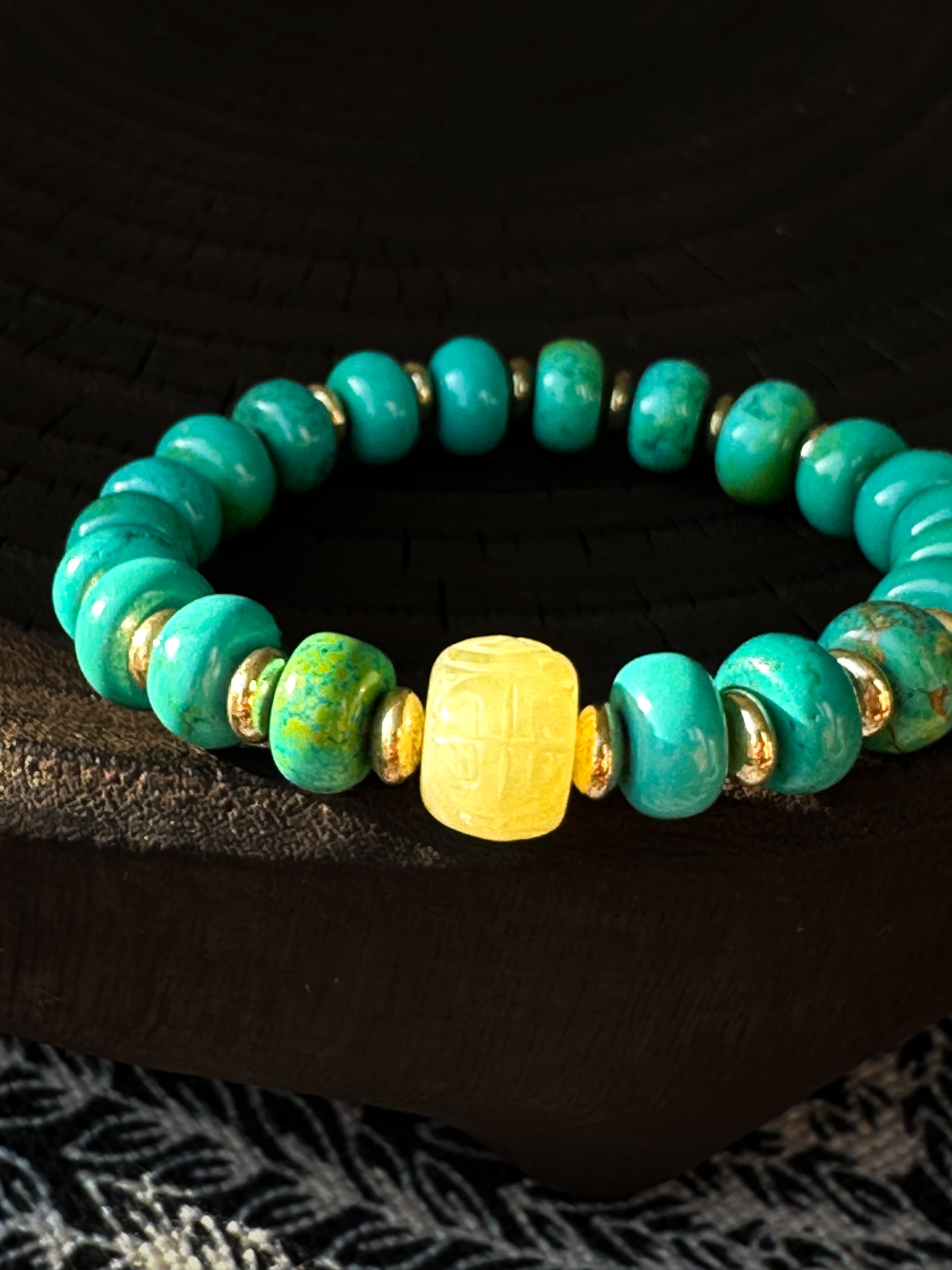 Pulsera de turquesa tibetana y ámbar: símbolo de armonía y protección