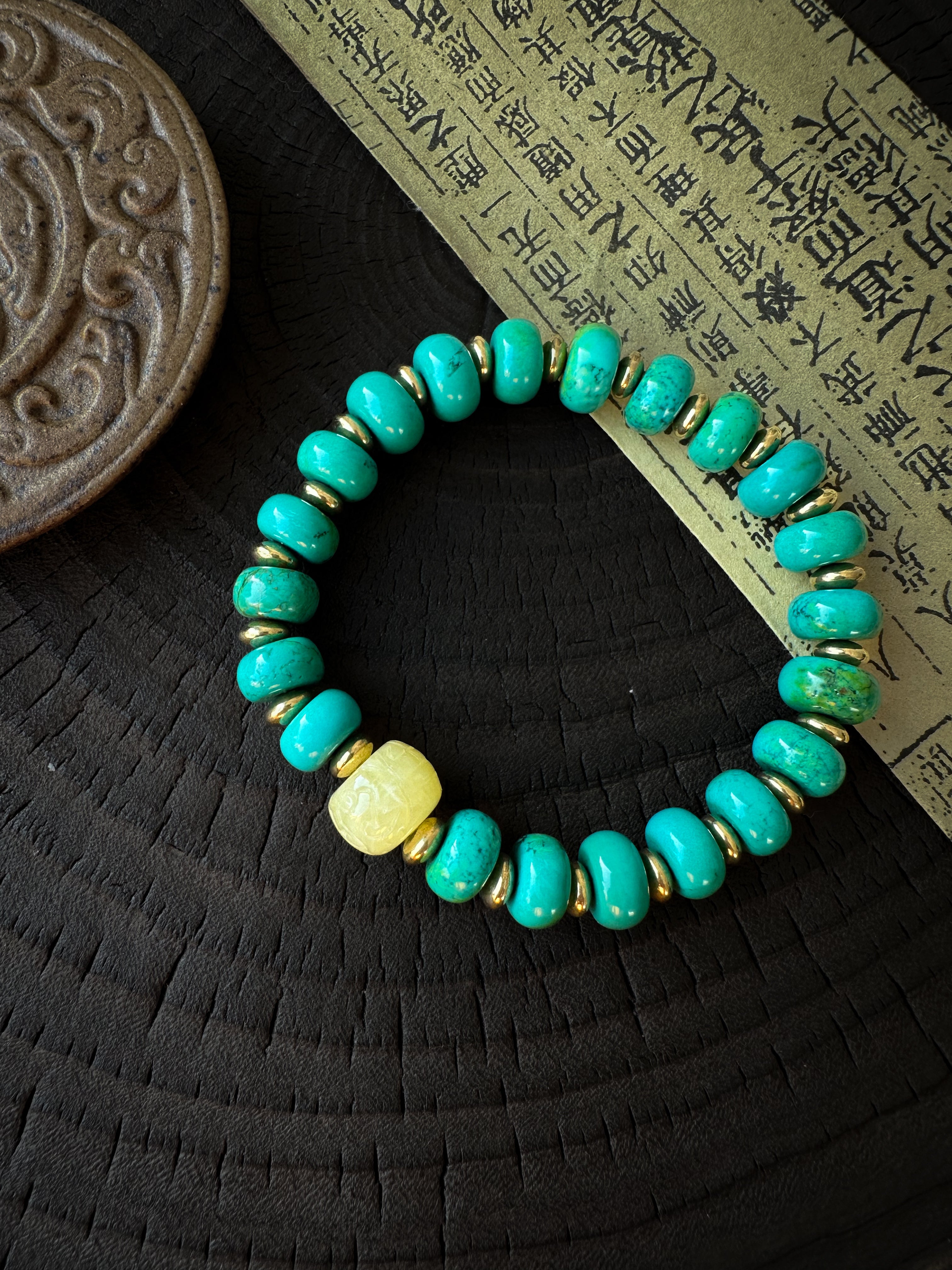 Pulsera de turquesa tibetana y ámbar: símbolo de armonía y protección