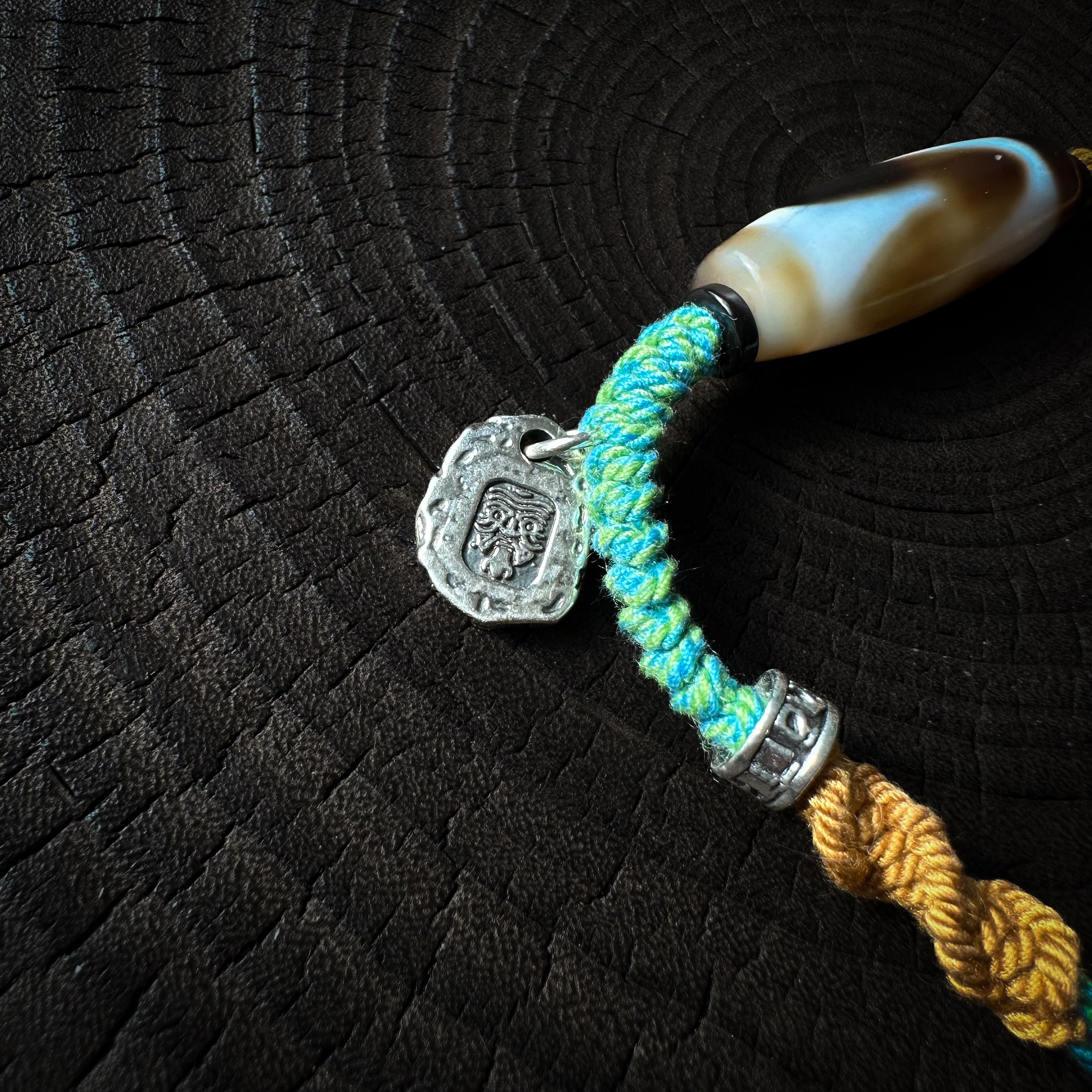 Pulsera artesanal de cuentas Dzi de ágata de estilo tribal tibetano: poder espiritual y herencia