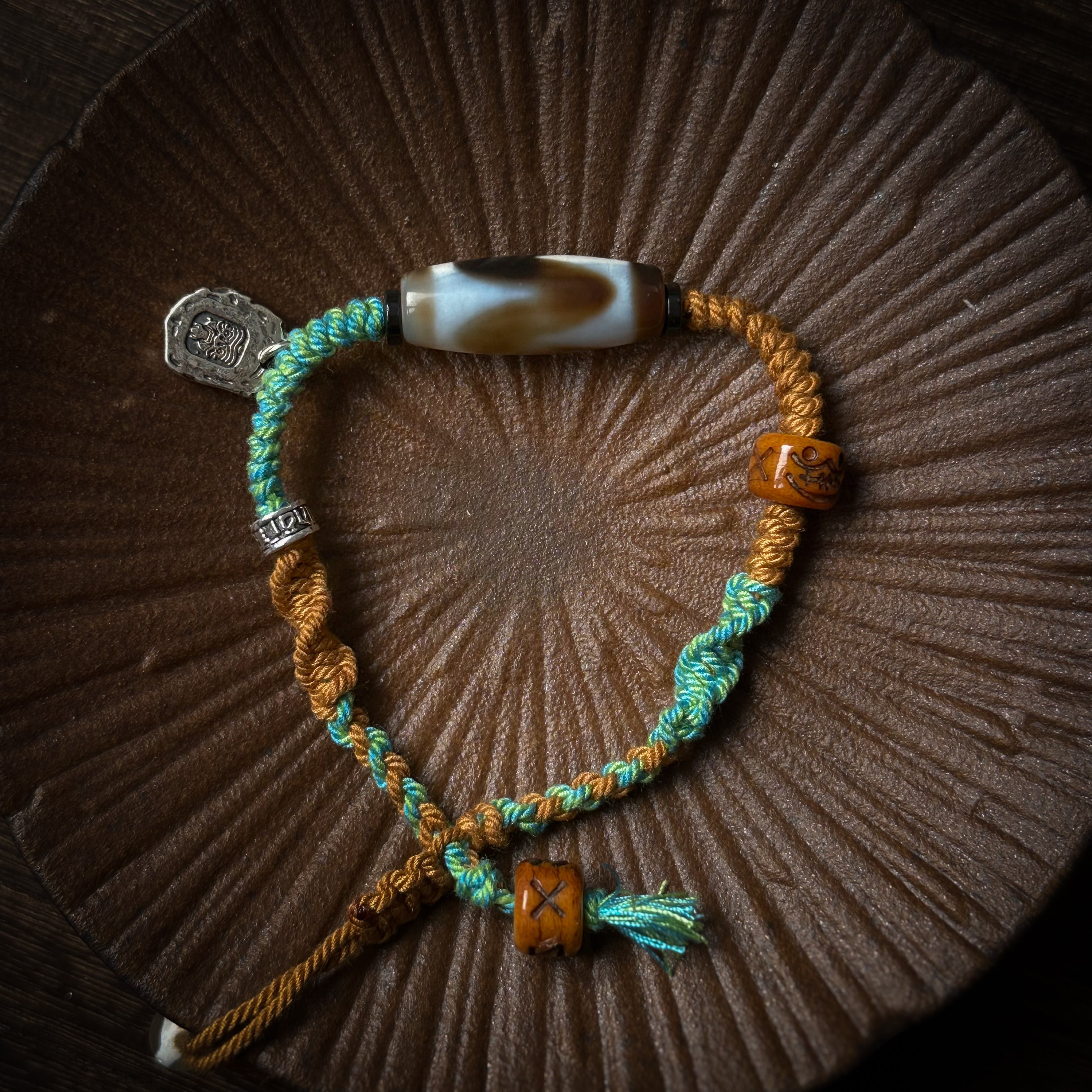 Pulsera artesanal de cuentas Dzi de ágata de estilo tribal tibetano: poder espiritual y herencia