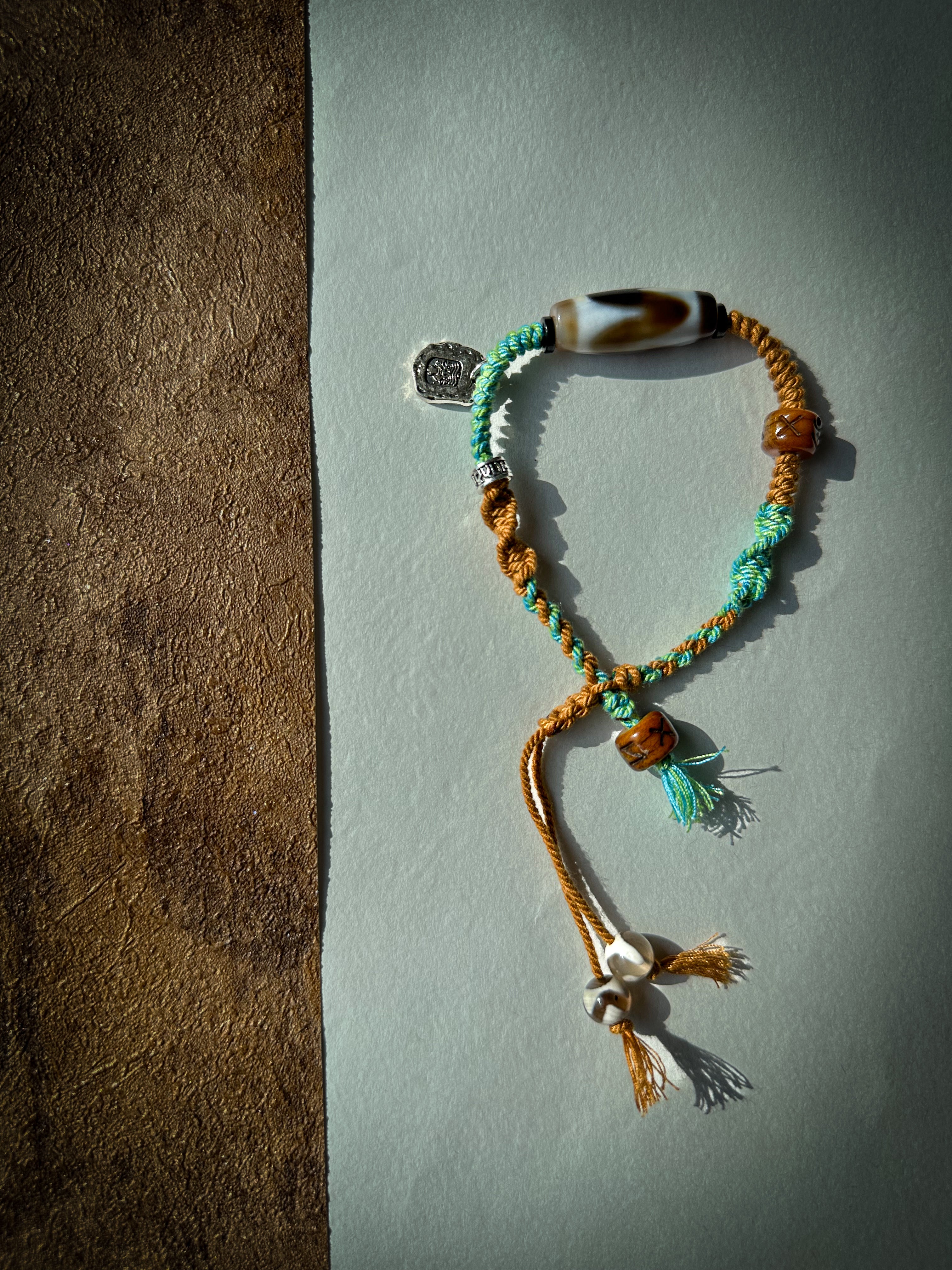 Pulsera artesanal de cuentas Dzi de ágata de estilo tribal tibetano: poder espiritual y herencia