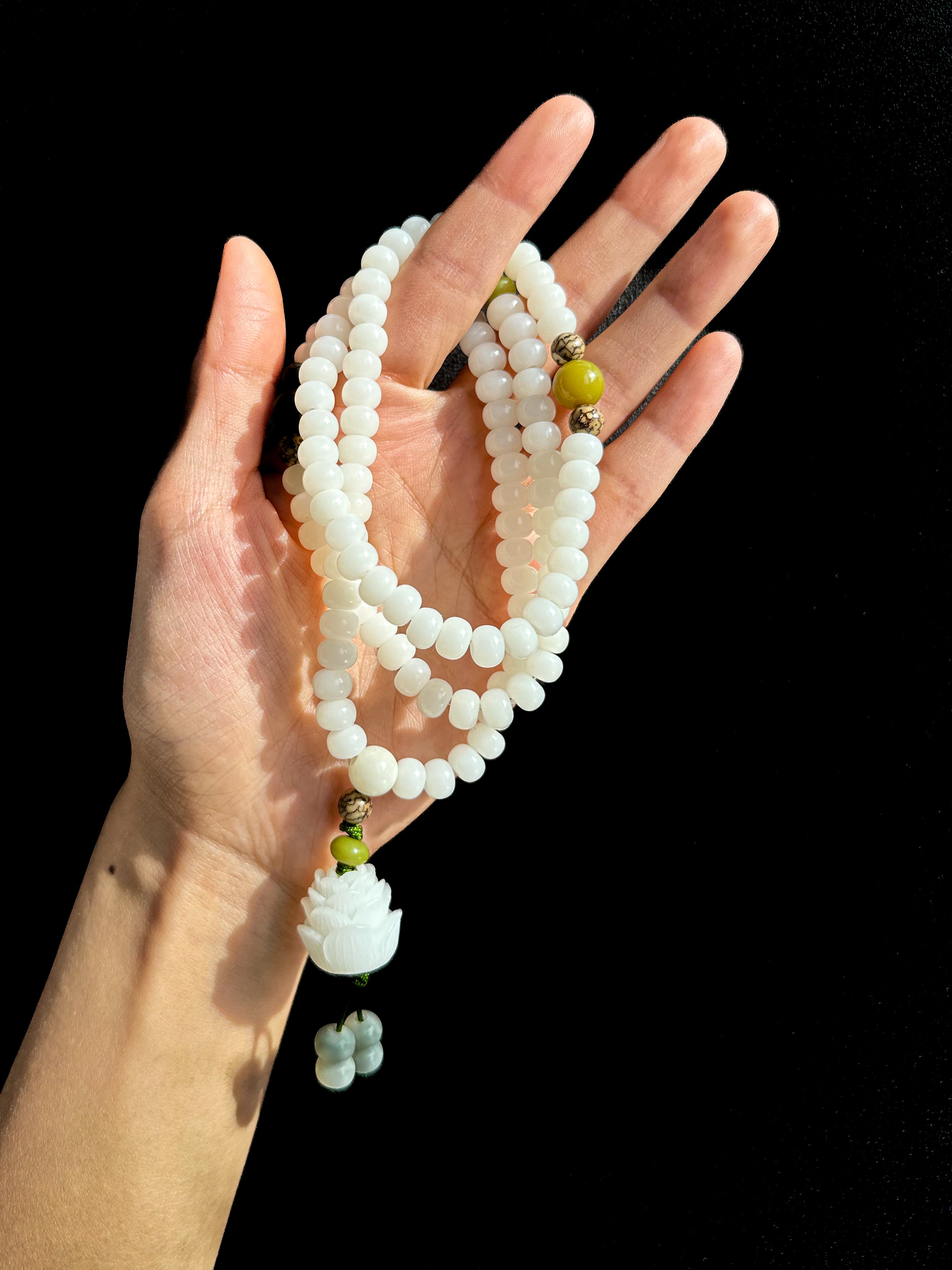 Natural White Jade Bodhi Root 108 Bead Mala Bracelet – A Symbol of Purity and Enlightenment