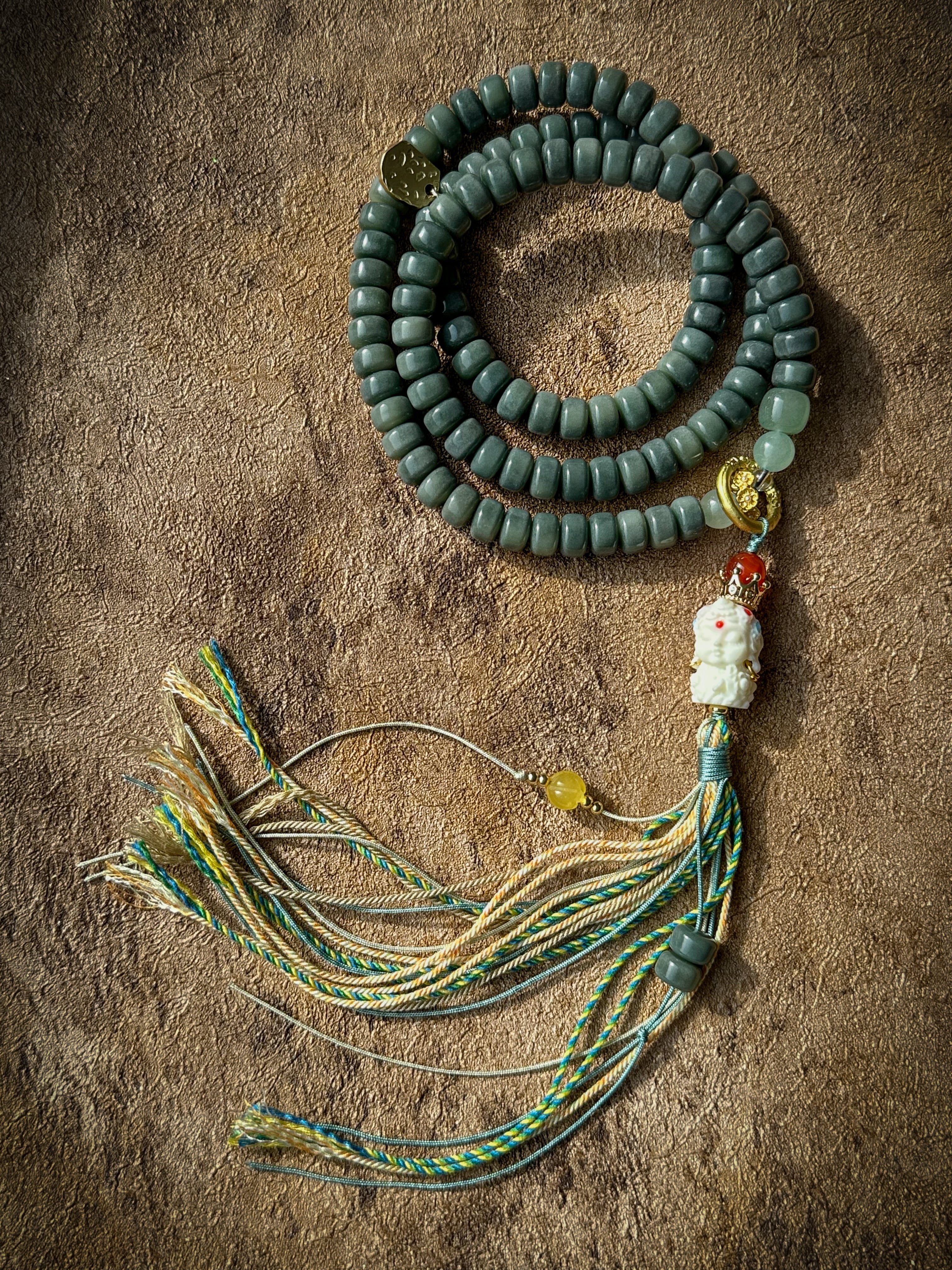 Pulsera tibetana Bodhi verde oscuro hecha a mano: joyería espiritual y cultural