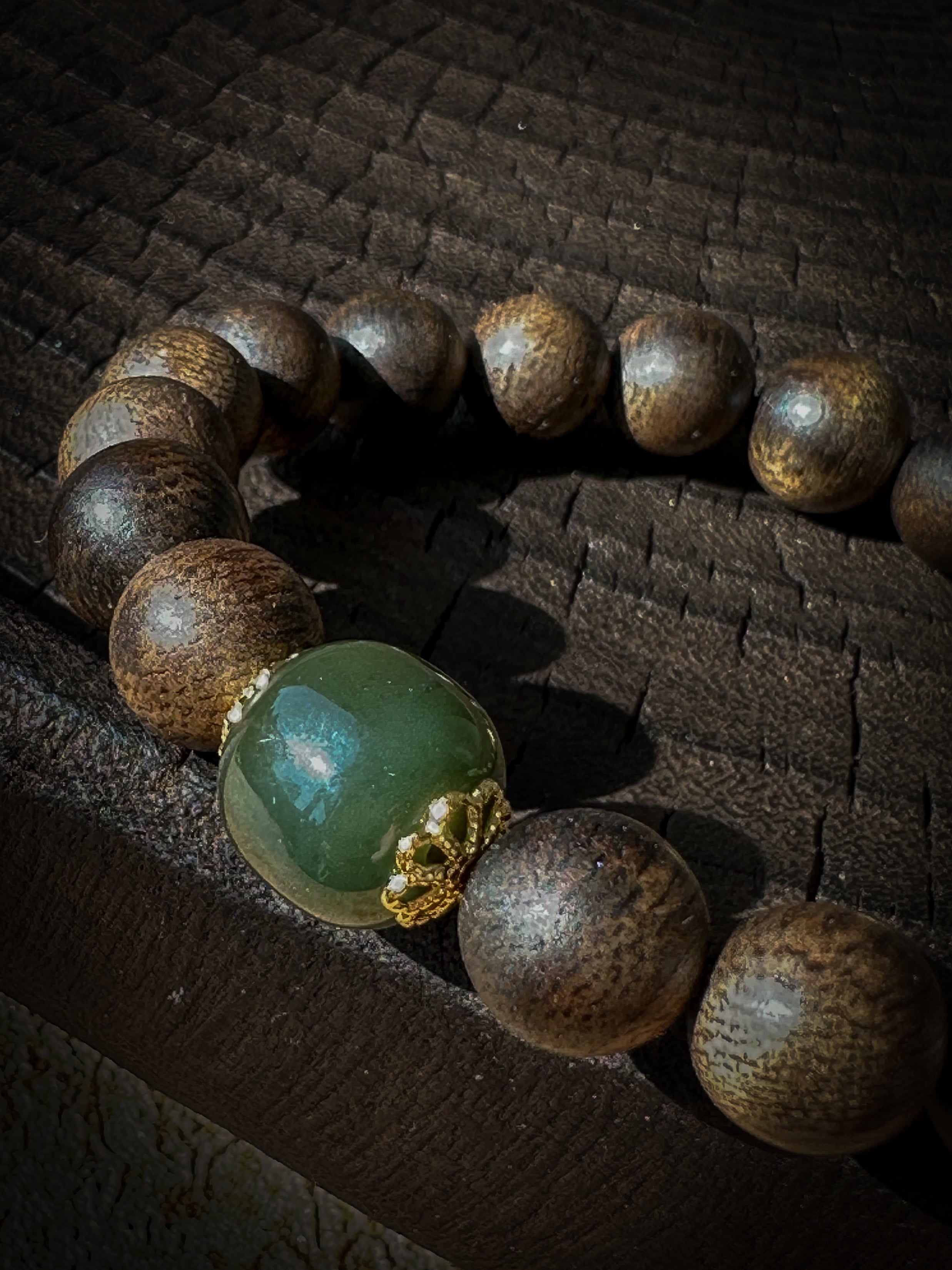 Pulsera de madera blanca de Qinan con cuenta separadora de jade hetiano: una elegante fragancia de espiritualidad