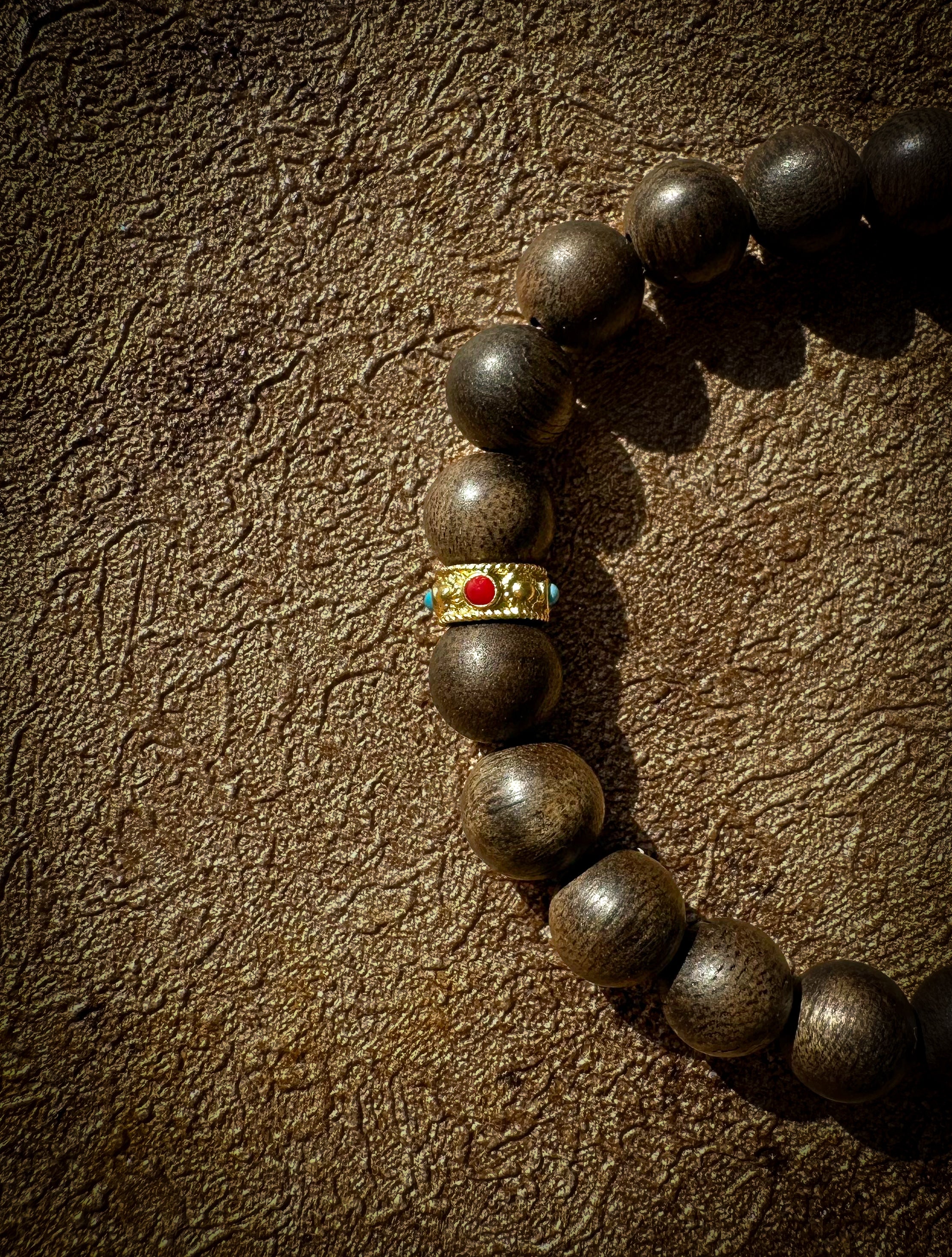 Pulsera de madera blanca de Qinan con cuenta separadora de jade hetiano: una elegante fragancia de espiritualidad