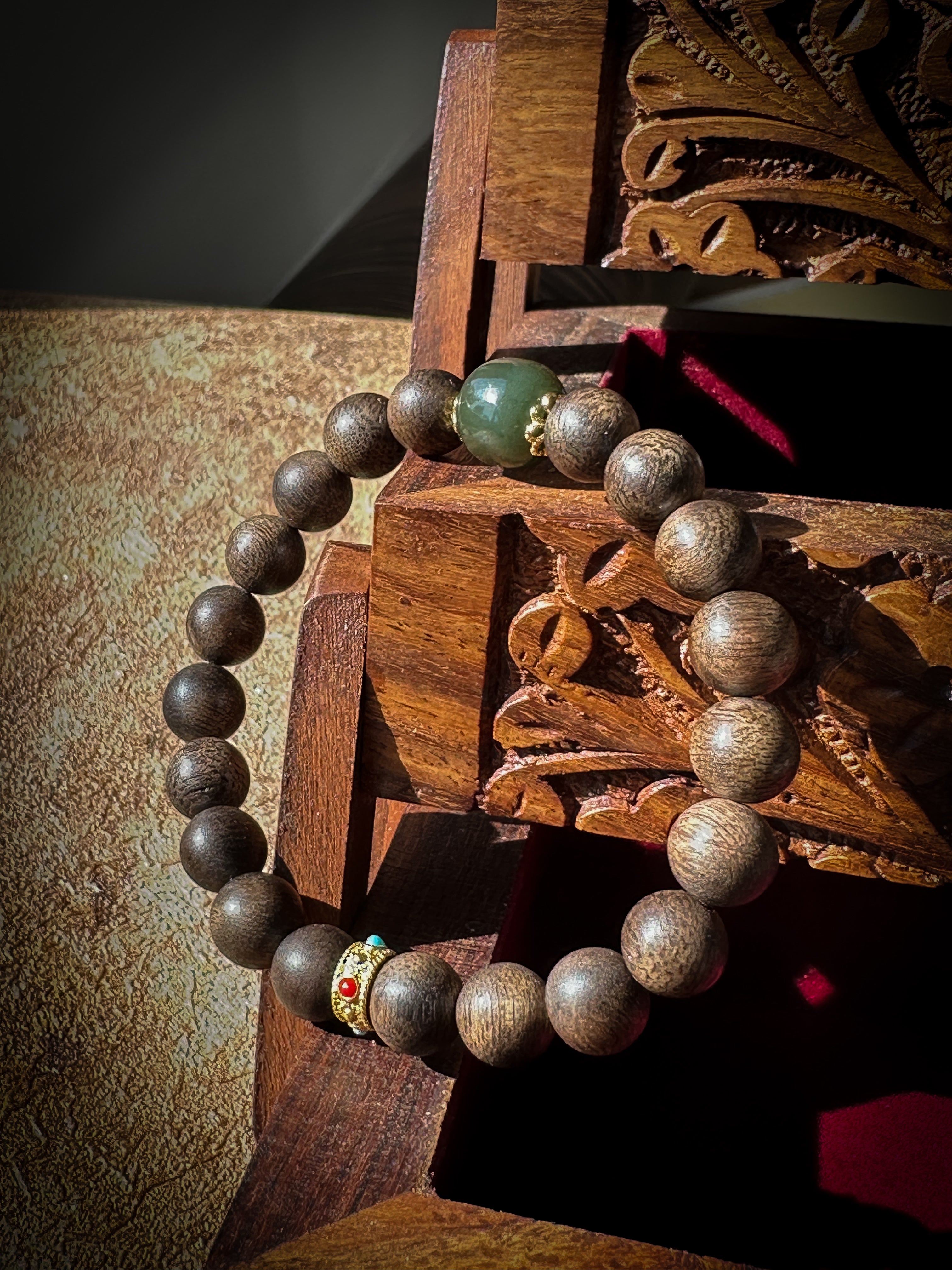 Pulsera de madera blanca de Qinan con cuenta separadora de jade hetiano: una elegante fragancia de espiritualidad