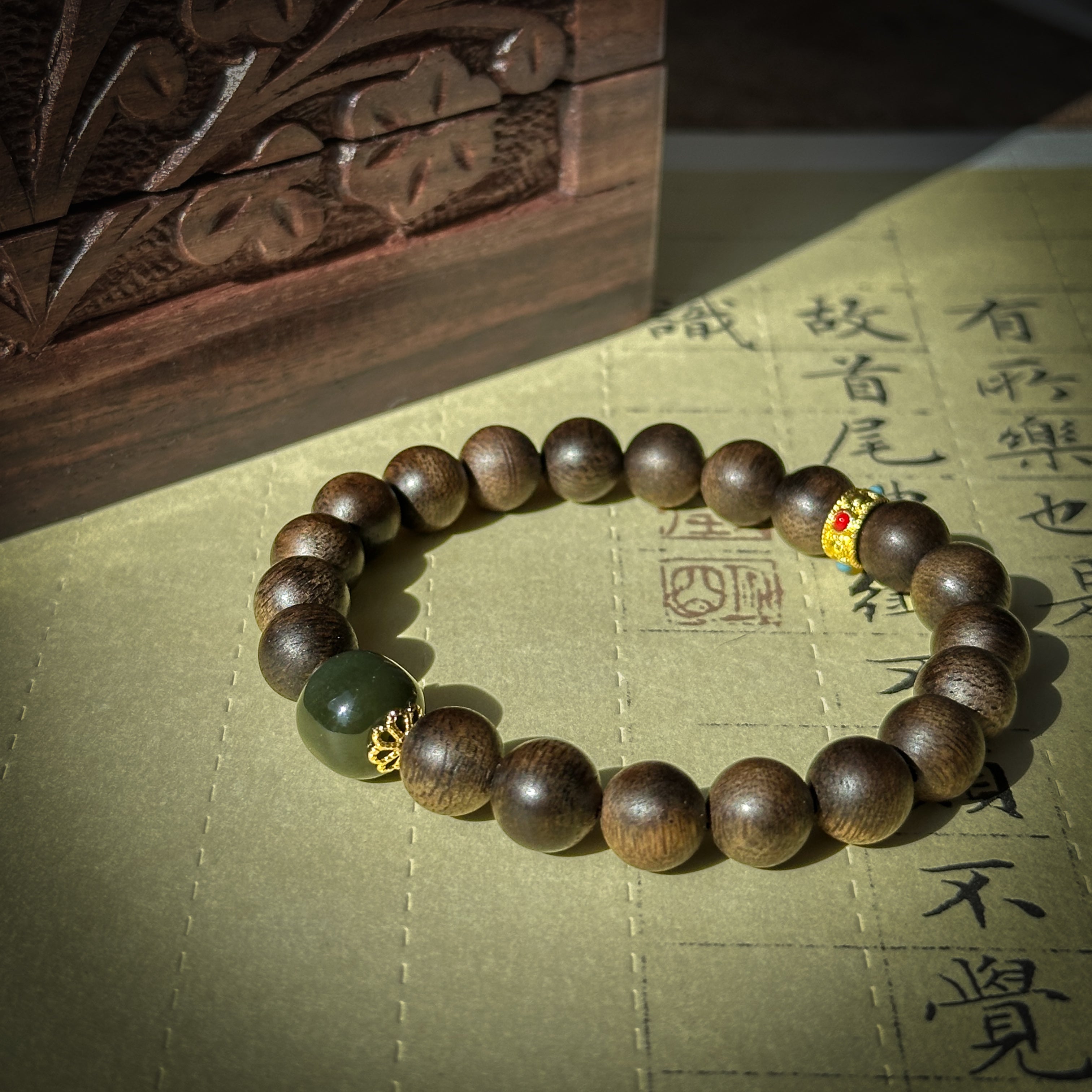 Pulsera de madera blanca de Qinan con cuenta separadora de jade hetiano: una elegante fragancia de espiritualidad
