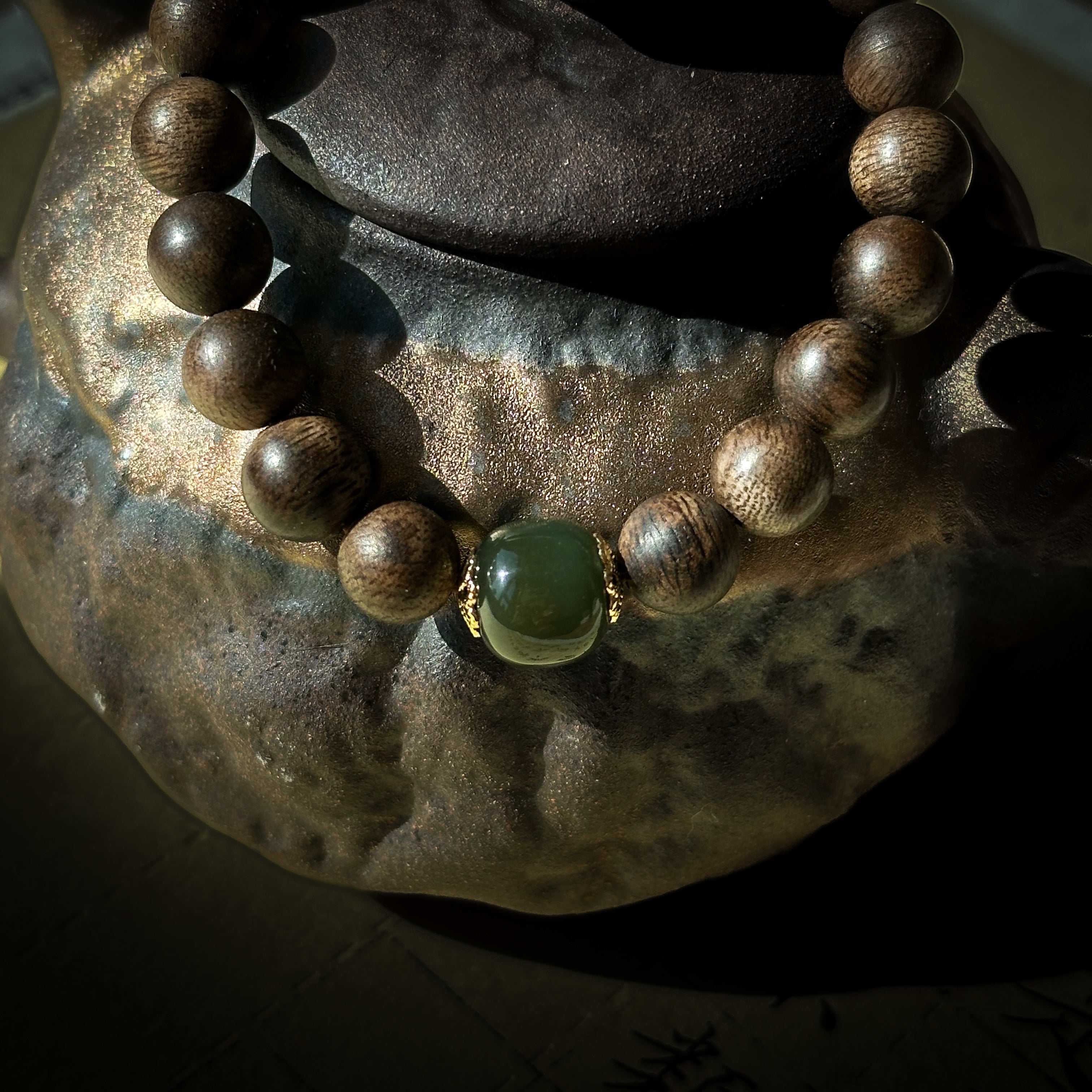 Pulsera de madera blanca de Qinan con cuenta separadora de jade hetiano: una elegante fragancia de espiritualidad