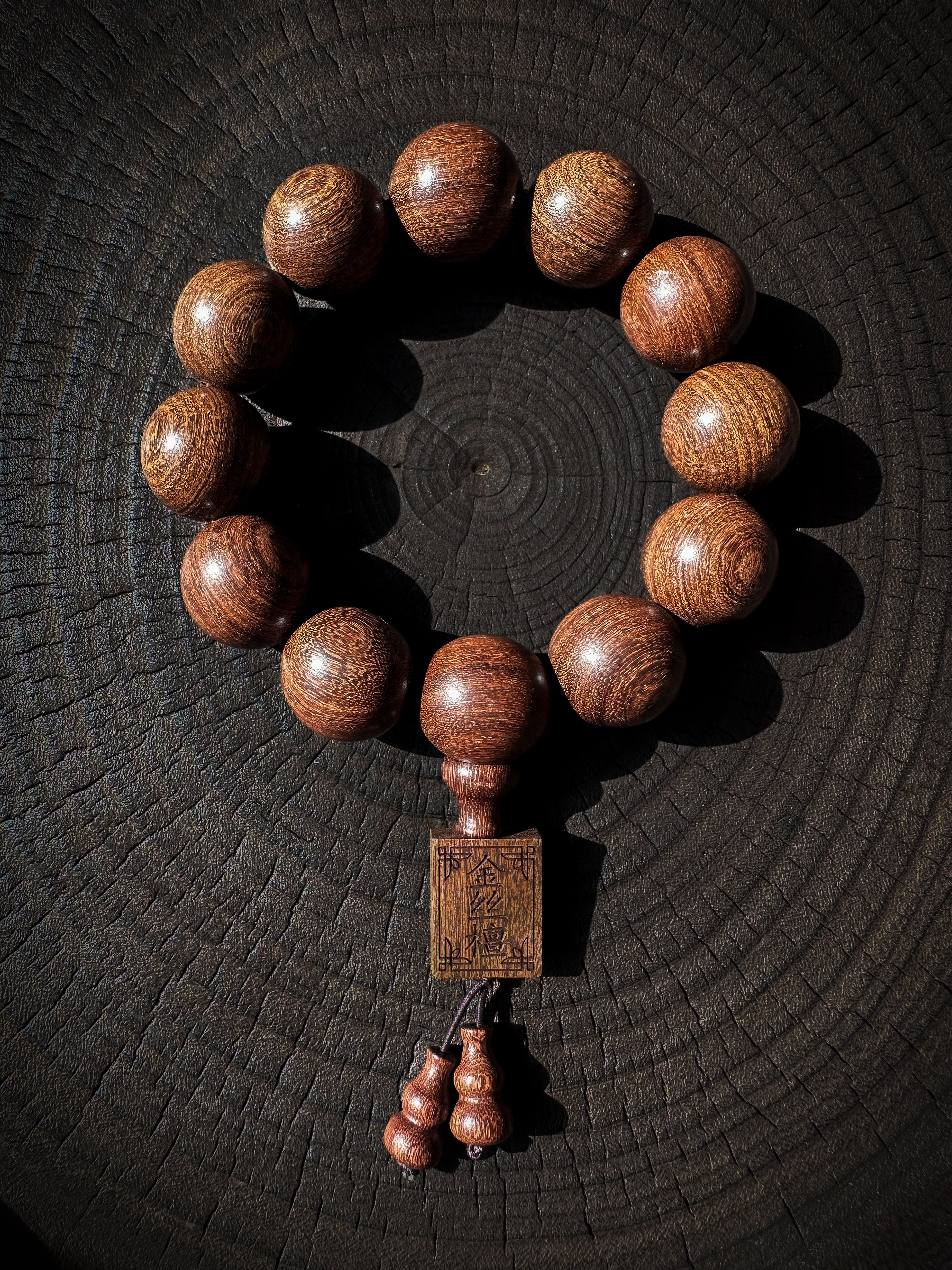 Pulsera de sándalo dorado: símbolo de fortuna y serenidad