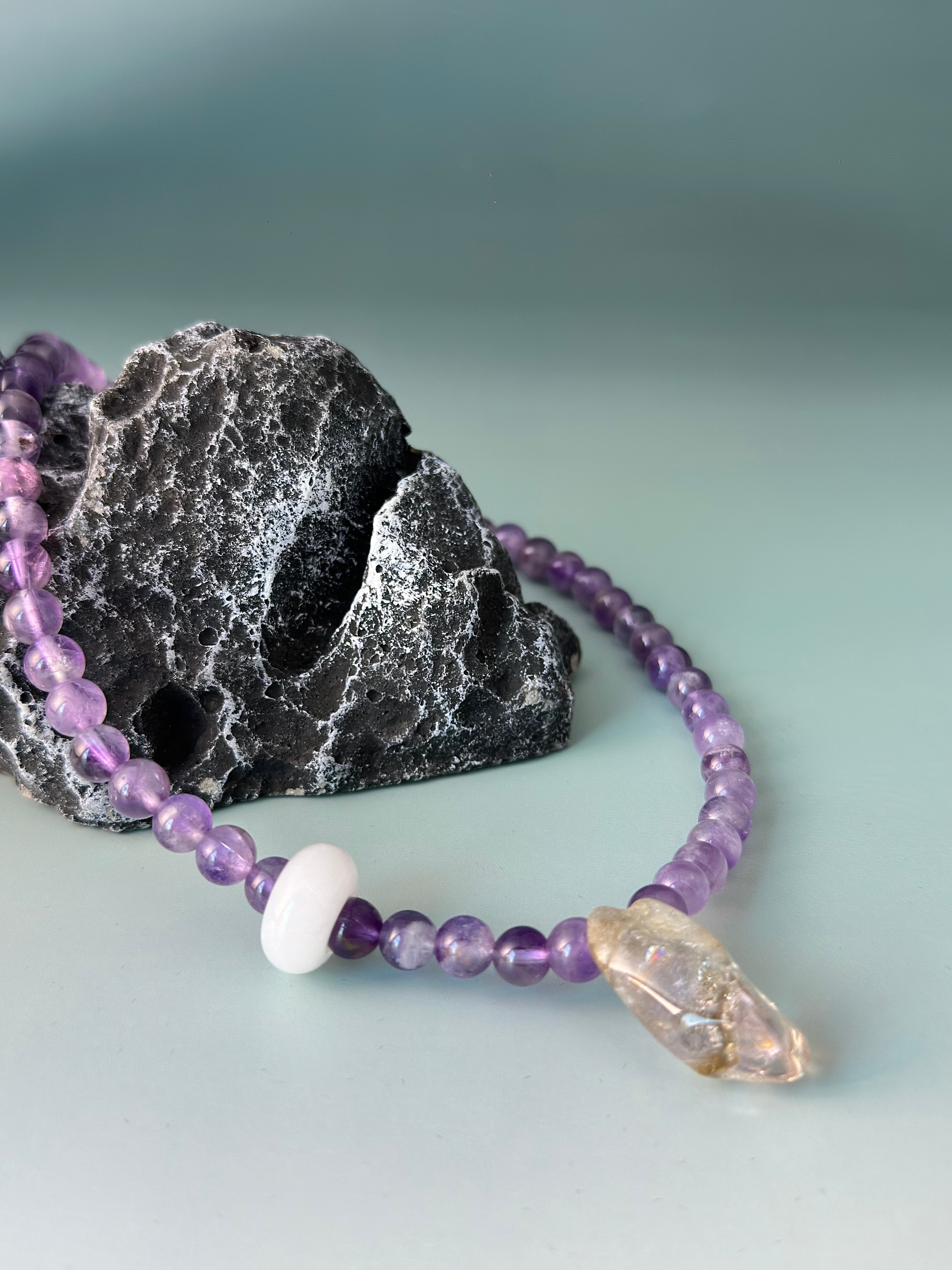 Natural Amethyst Raw Stone Bracelet – A Symbol of Spiritual Protection and Healing