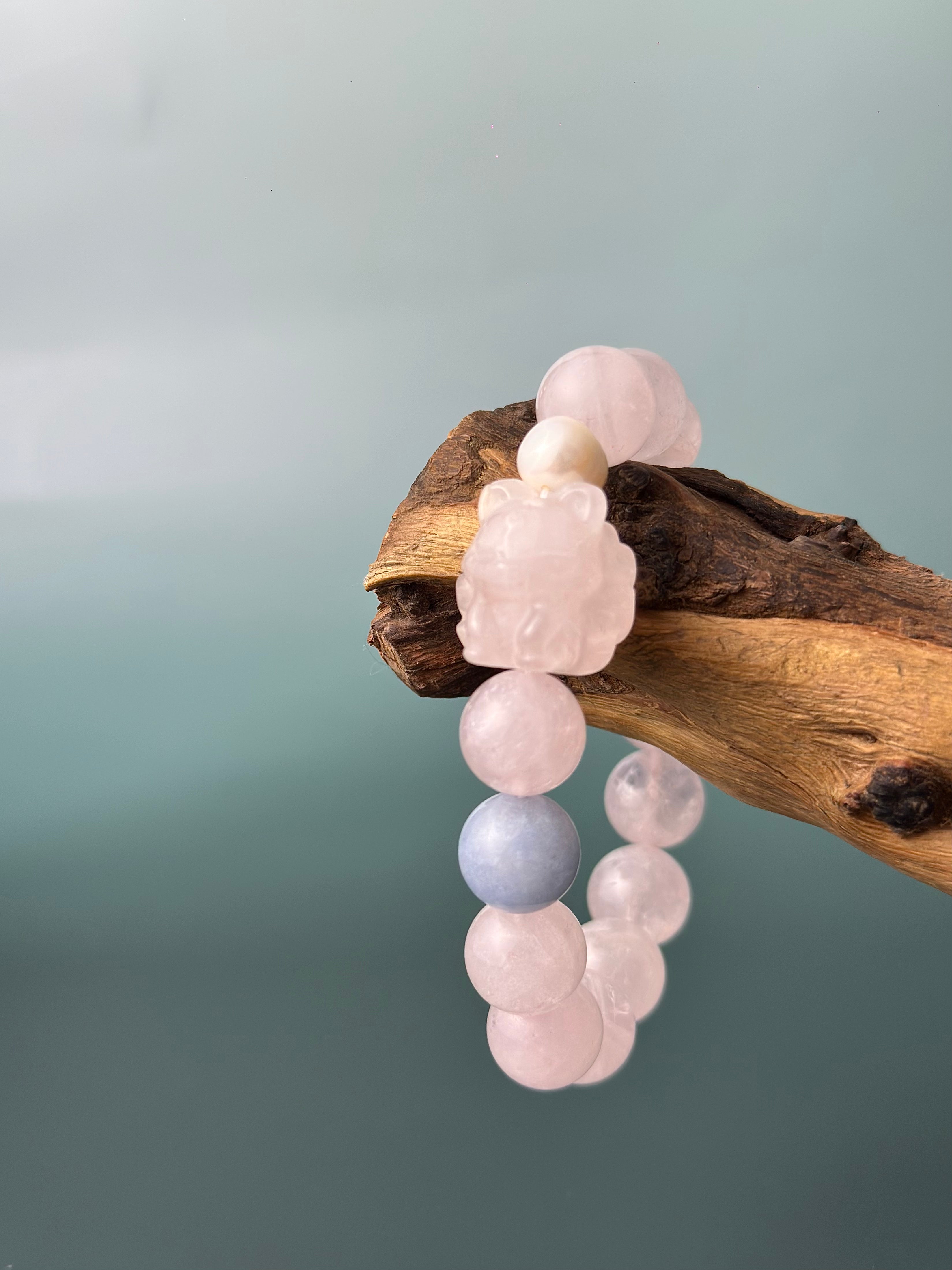 Pulsera de perlas de cuarzo rosa: símbolo de amor, armonía y sanación