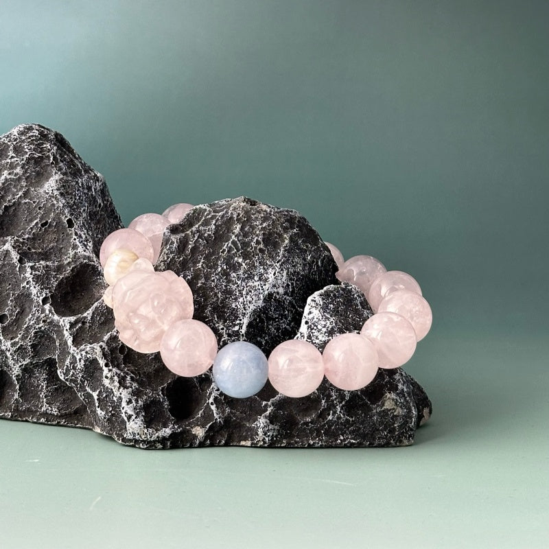 Pulsera de perlas de cuarzo rosa: símbolo de amor, armonía y sanación