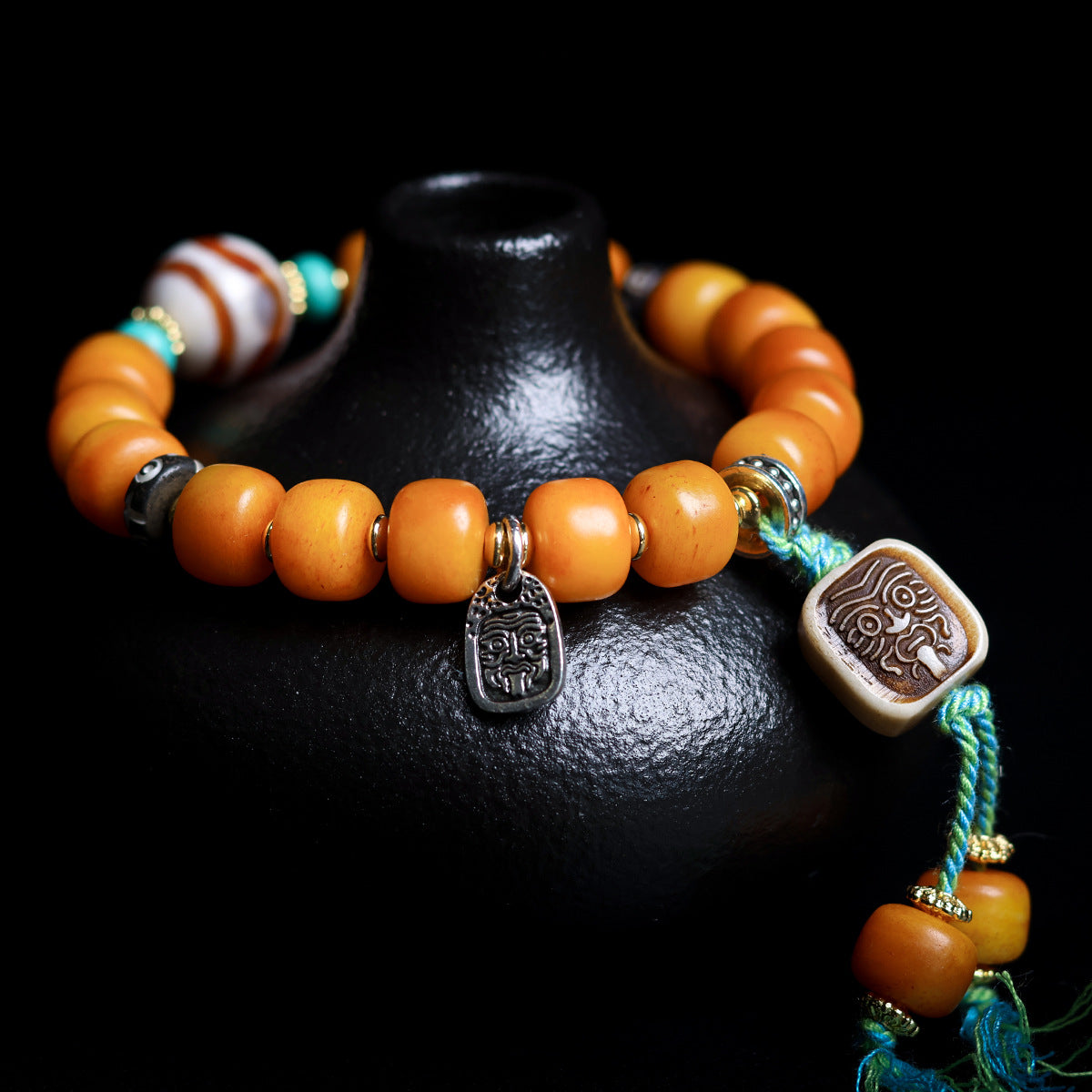 Pulsera tibetana de cuentas de hueso de yak con colgante de zajilam: artesanía étnica y simbolismo espiritual