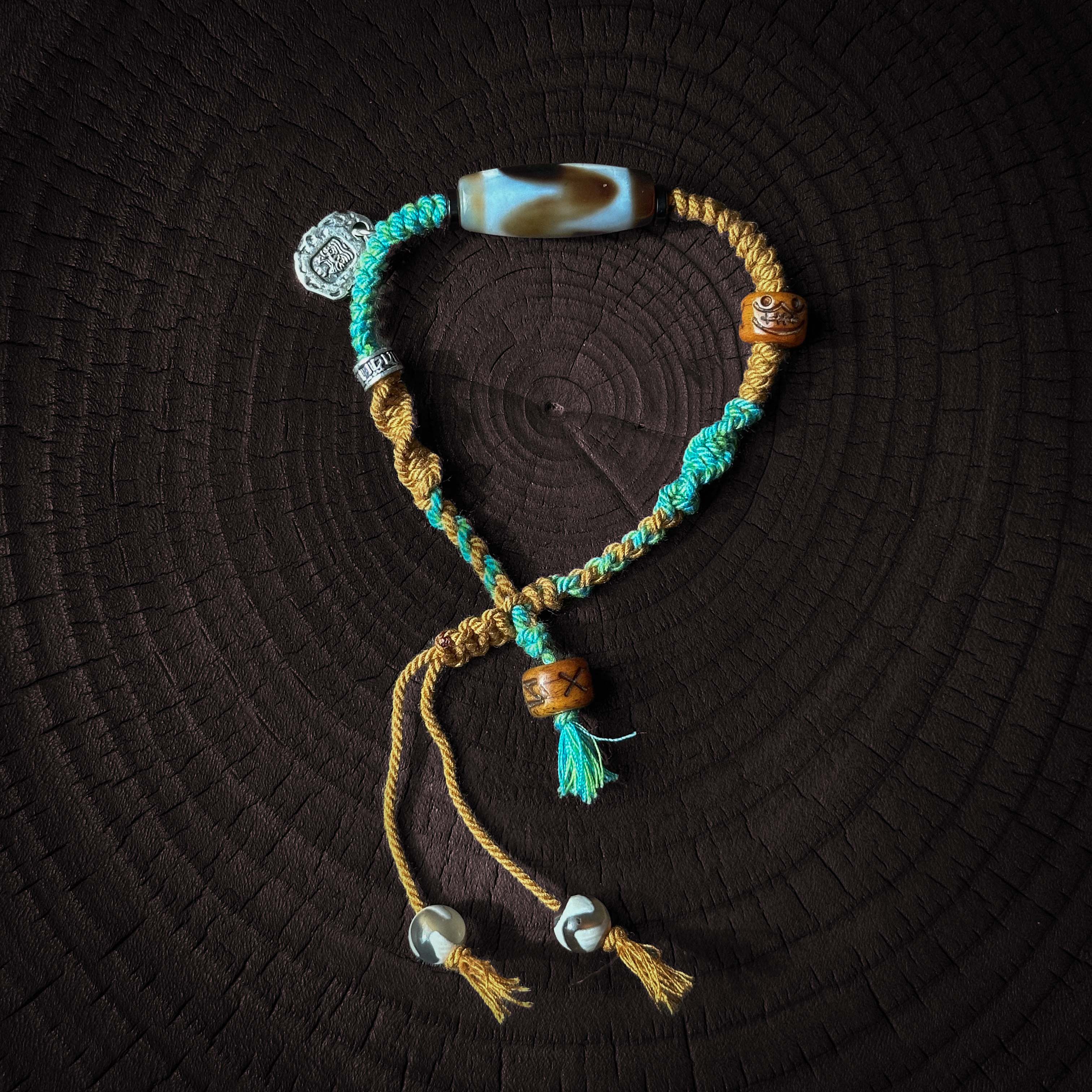 Pulsera artesanal de cuentas Dzi de ágata de estilo tribal tibetano: poder espiritual y herencia