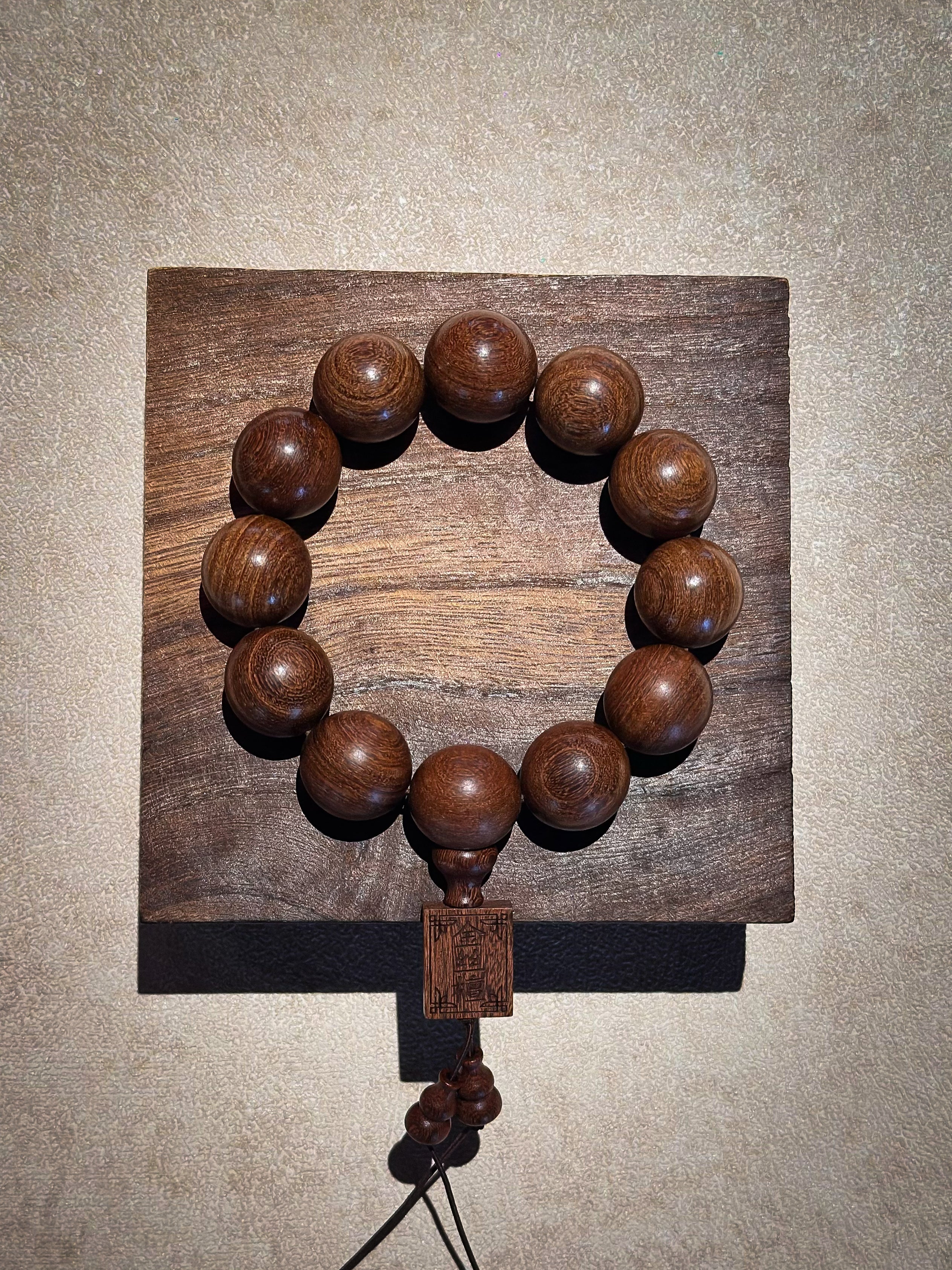 Pulsera de sándalo dorado: símbolo de fortuna y serenidad