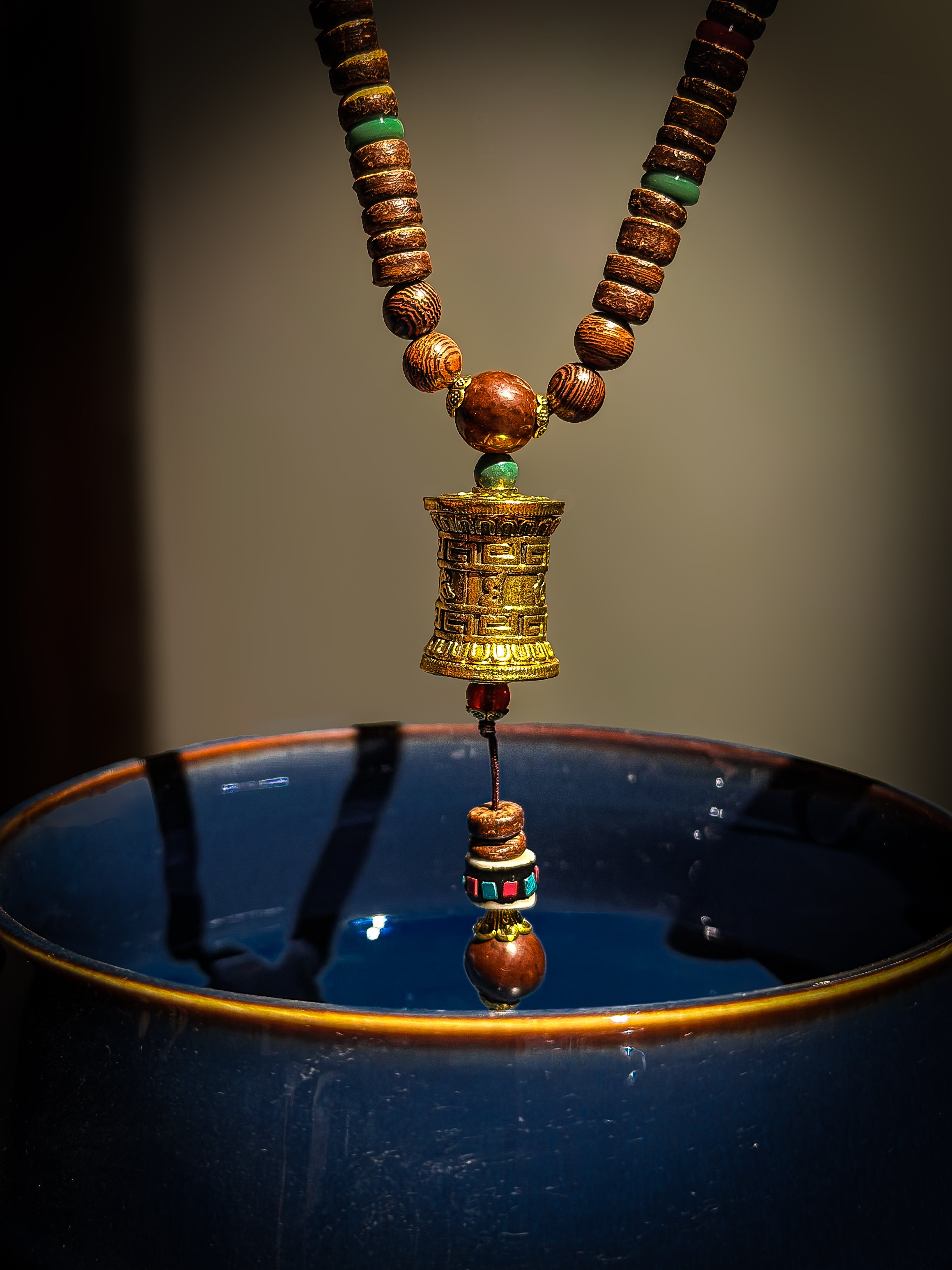 Halskette mit tibetischem Gebetsmühlen-Anhänger – Symbol für Segen und spirituelle Energie