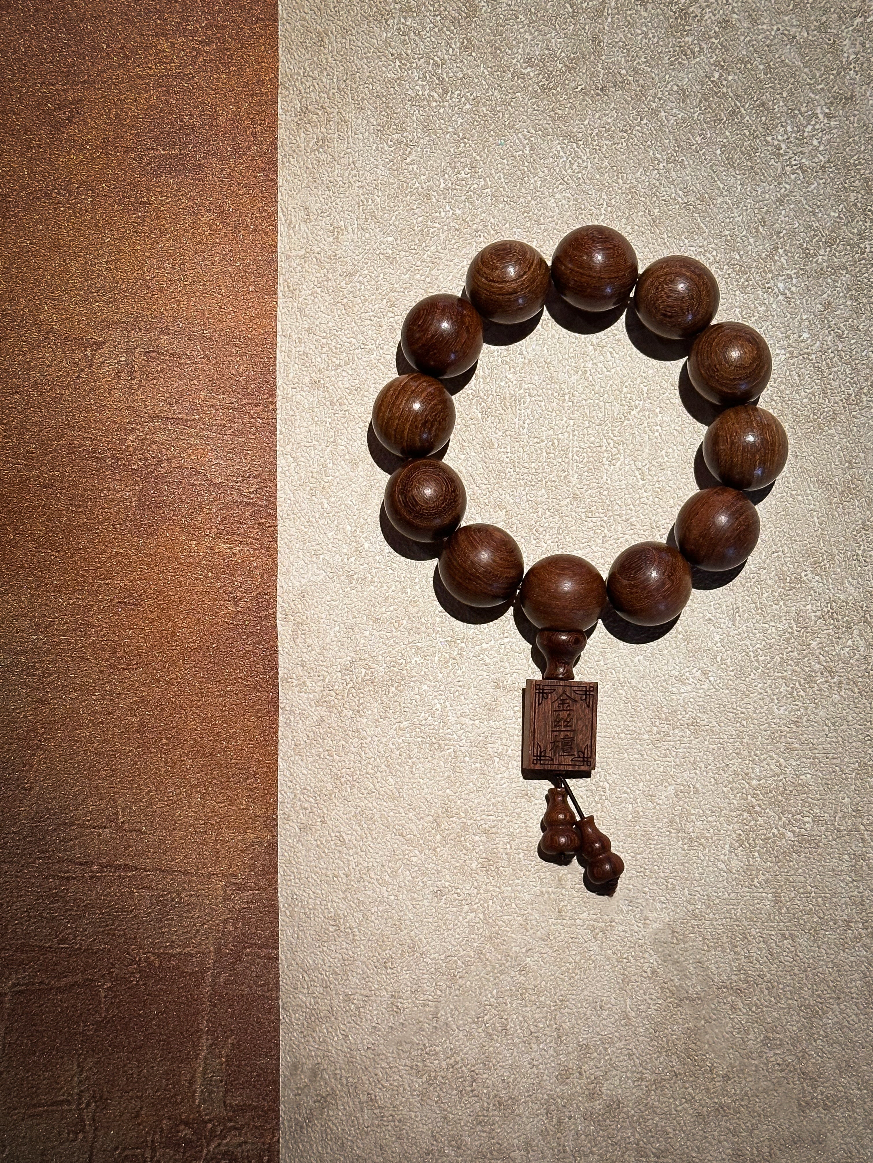 Pulsera de sándalo dorado: símbolo de fortuna y serenidad