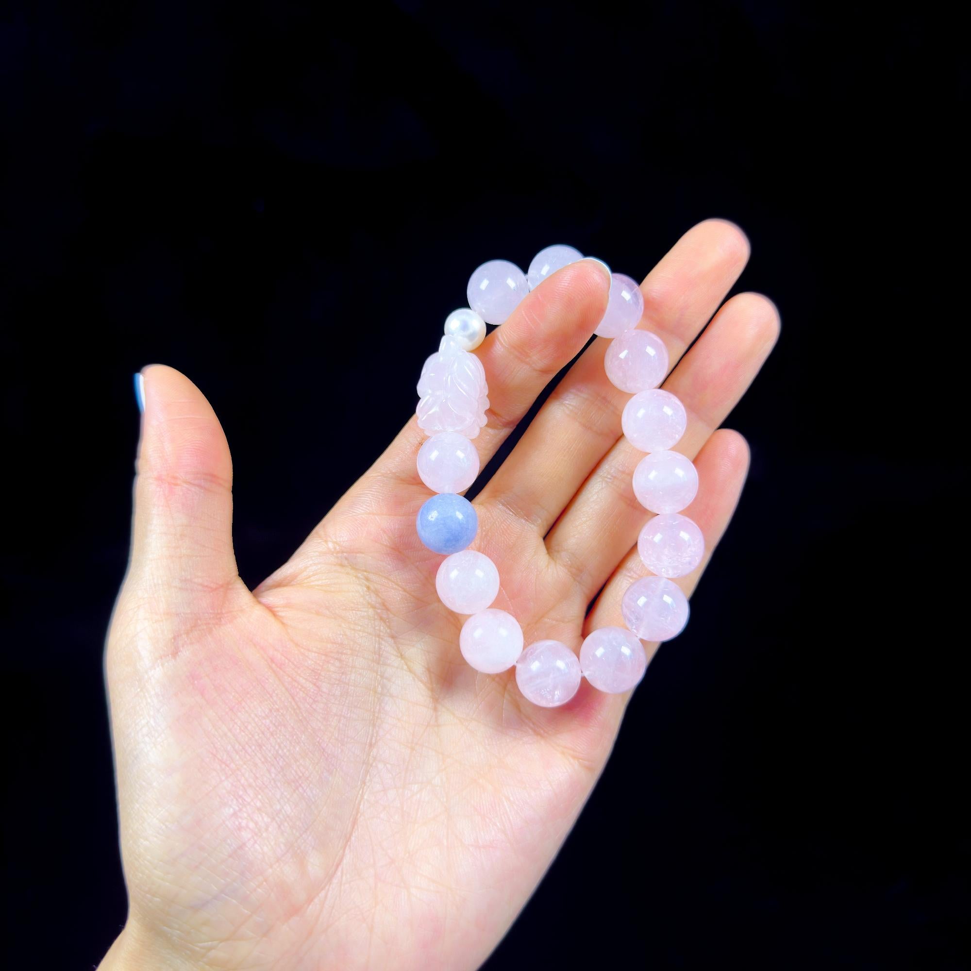 Pulsera de perlas de cuarzo rosa: símbolo de amor, armonía y sanación