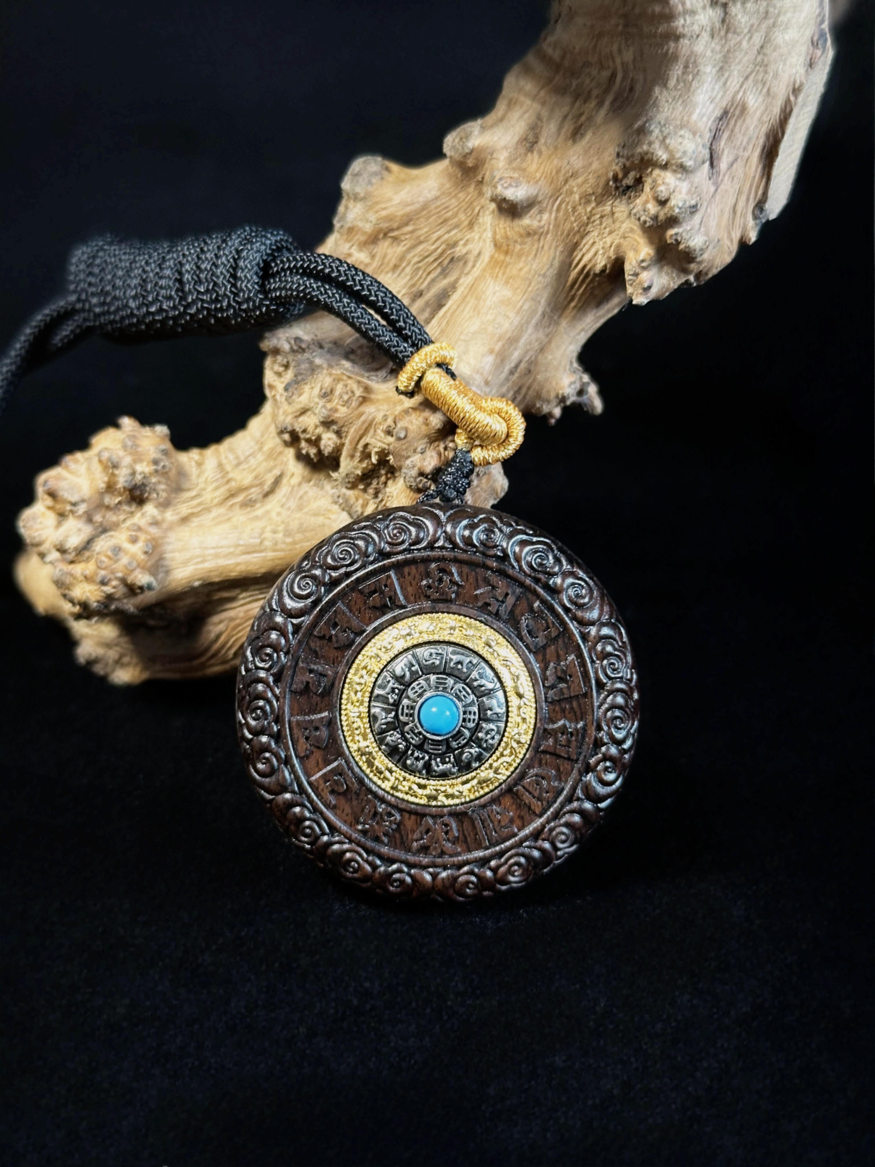 Zodiac Amida Buddha Anhänger – Original chinesisches Design, schwarzes Ebenholz