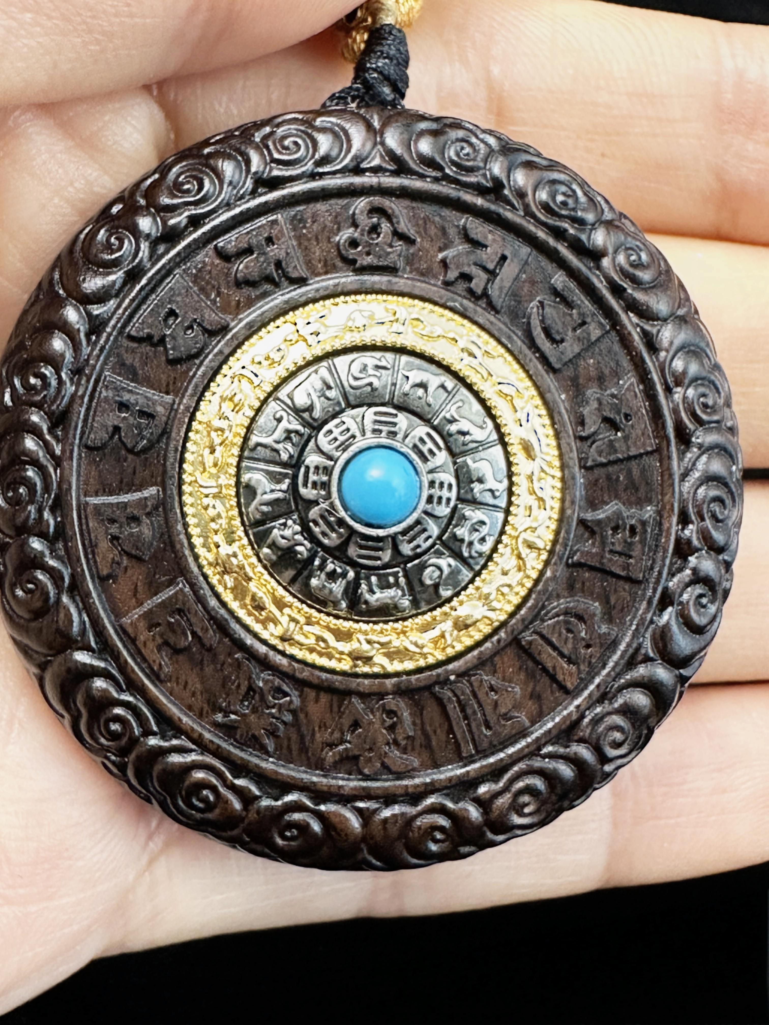 Zodiac Amida Buddha Anhänger – Original chinesisches Design, schwarzes Ebenholz