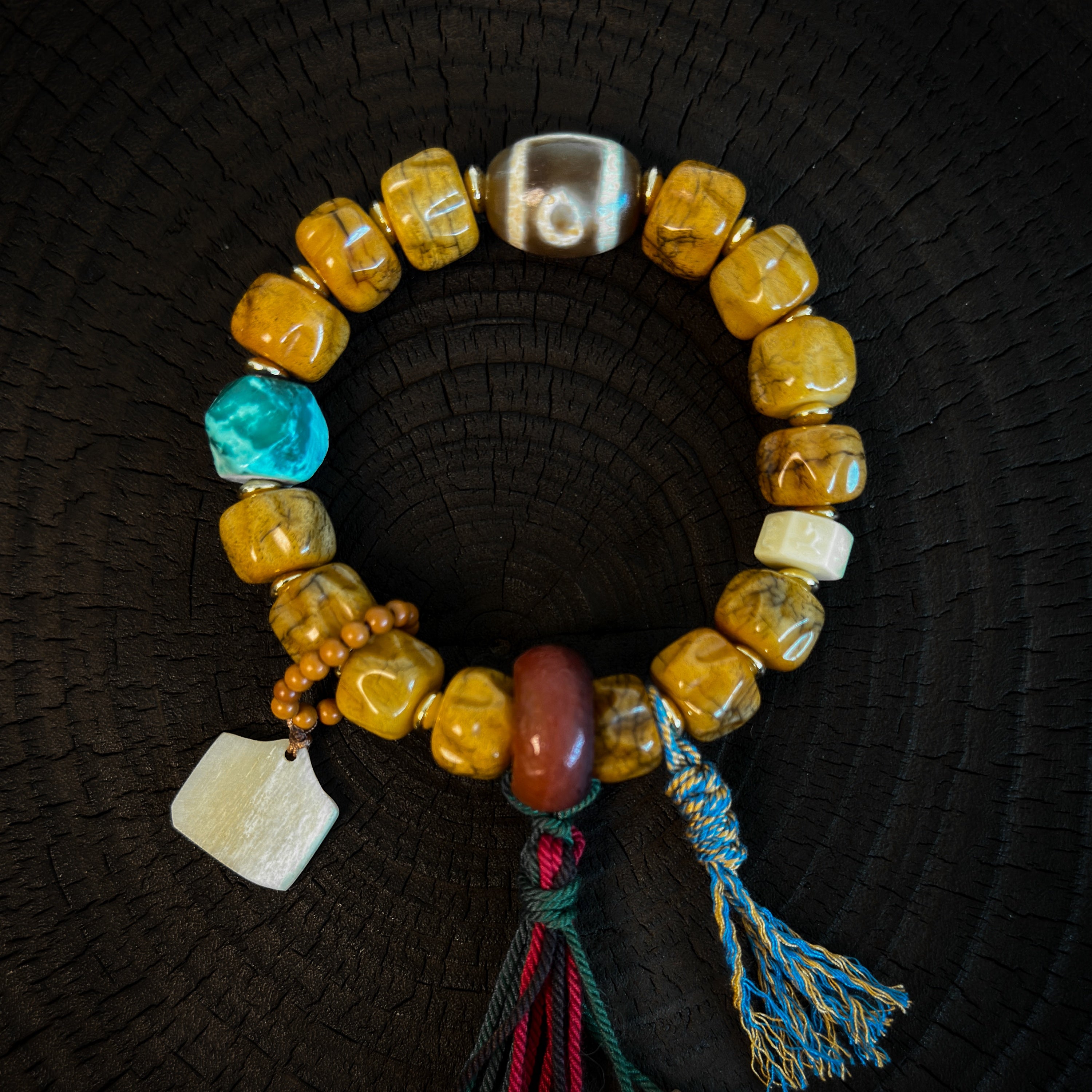 Armband aus tibetischem Yak-Knochen und Bai-Xiang-Samen – eine Harmonie aus Tradition und Spiritualität
