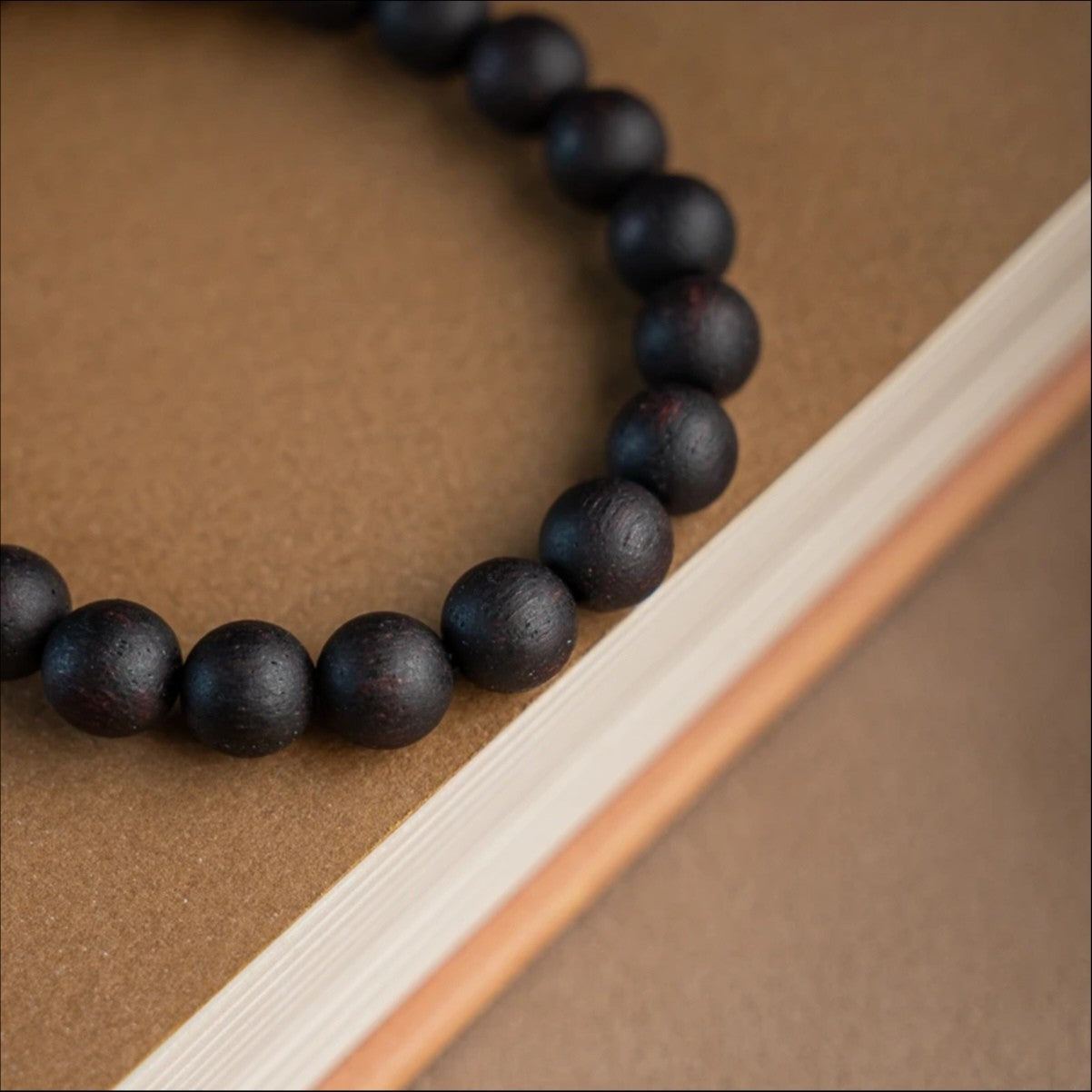 Pulsera de madera de agar de 8 mm: un símbolo de tranquilidad y bienestar espiritual.