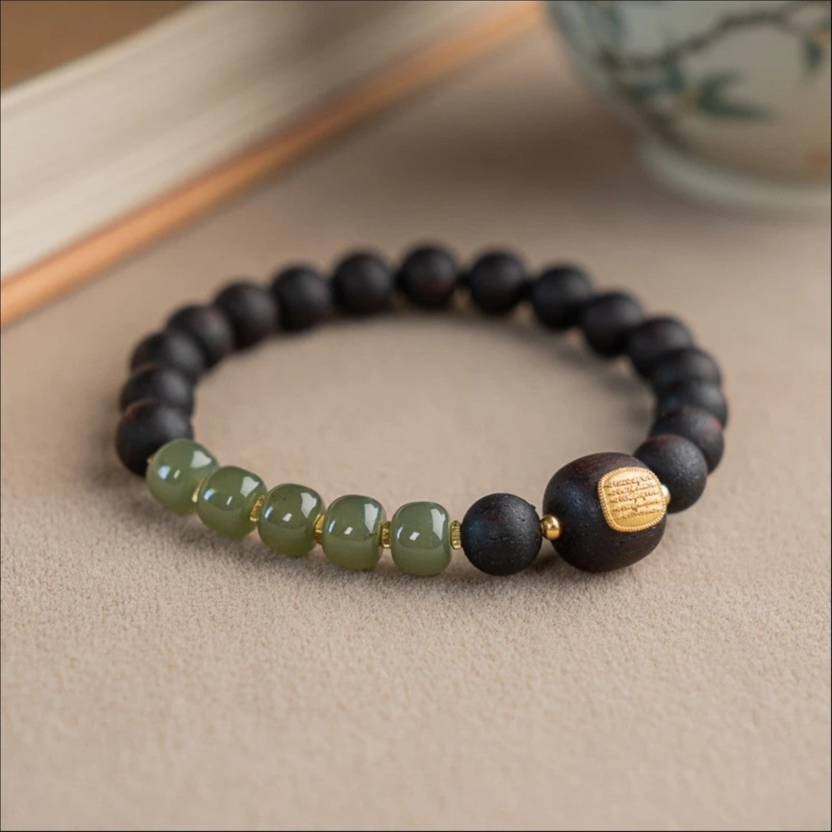 Pulsera de madera de agar de 8 mm: un símbolo de tranquilidad y bienestar espiritual.