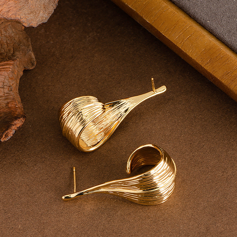 Neue Ohrringe aus der Pflanzenserie im chinesischen Stil mit gebürsteter Spiralblatt-3D-Form – Exklusives High-End-Originaldesign