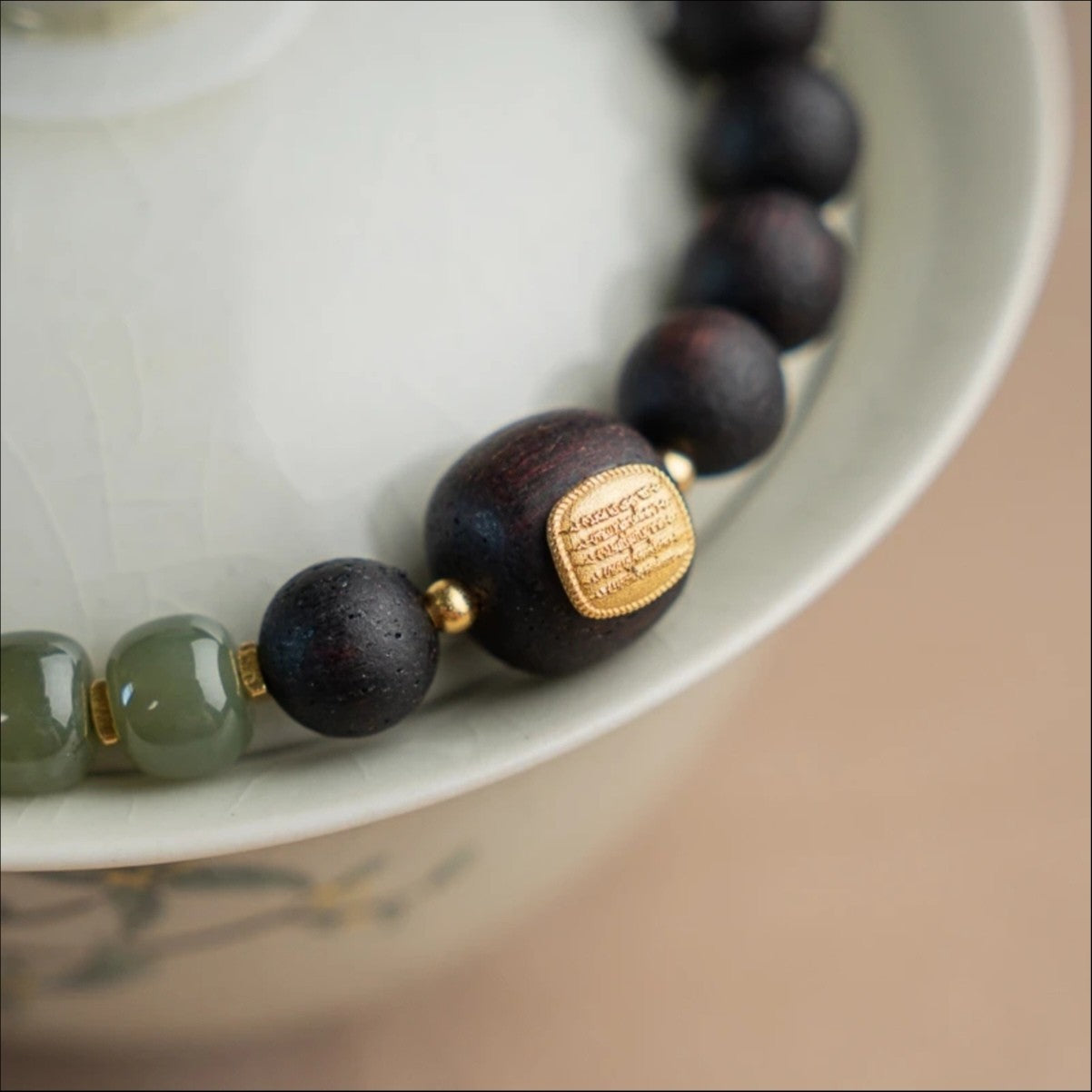 Pulsera de madera de agar de 8 mm: un símbolo de tranquilidad y bienestar espiritual.