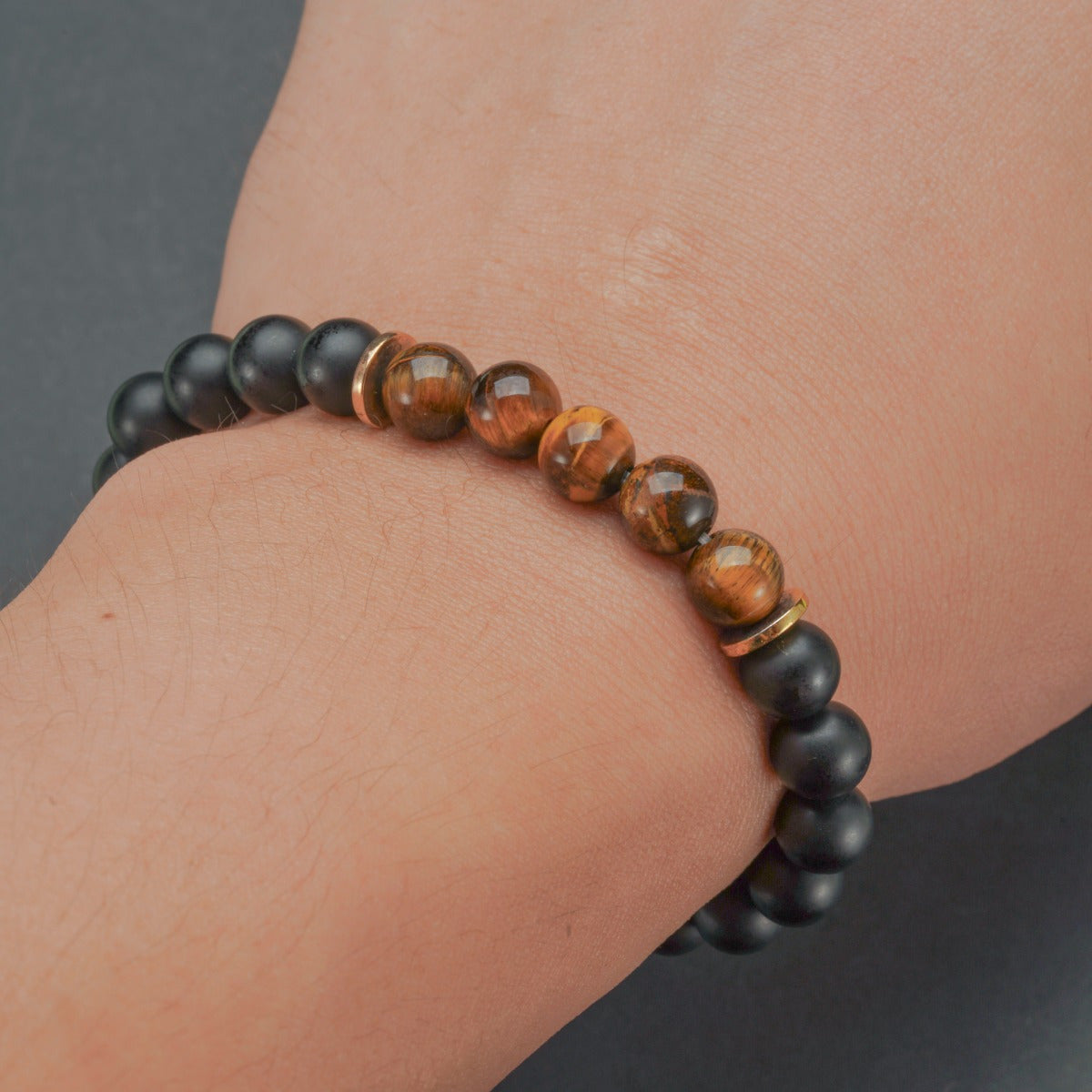 Pulsera de cuentas de ojo de tigre y piedra negra mate: fuerza y protección
