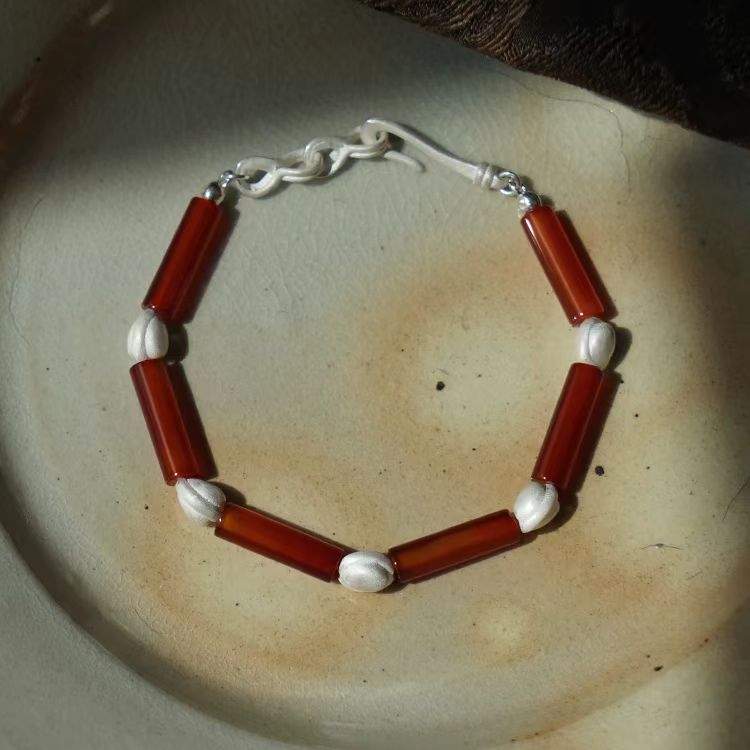 Armband aus roten Achat-Silberperlen – Eine harmonische Mischung aus Kraft und Eleganz