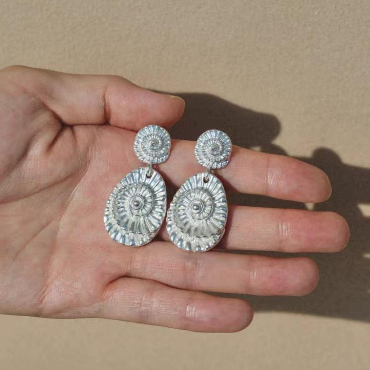 Silberohrringe mit Muschelfossil-Muster – Einzigartiges, vom Ozean inspiriertes Design