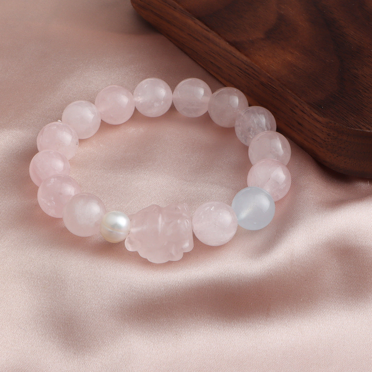 Pulsera de perlas de cuarzo rosa: símbolo de amor, armonía y sanación