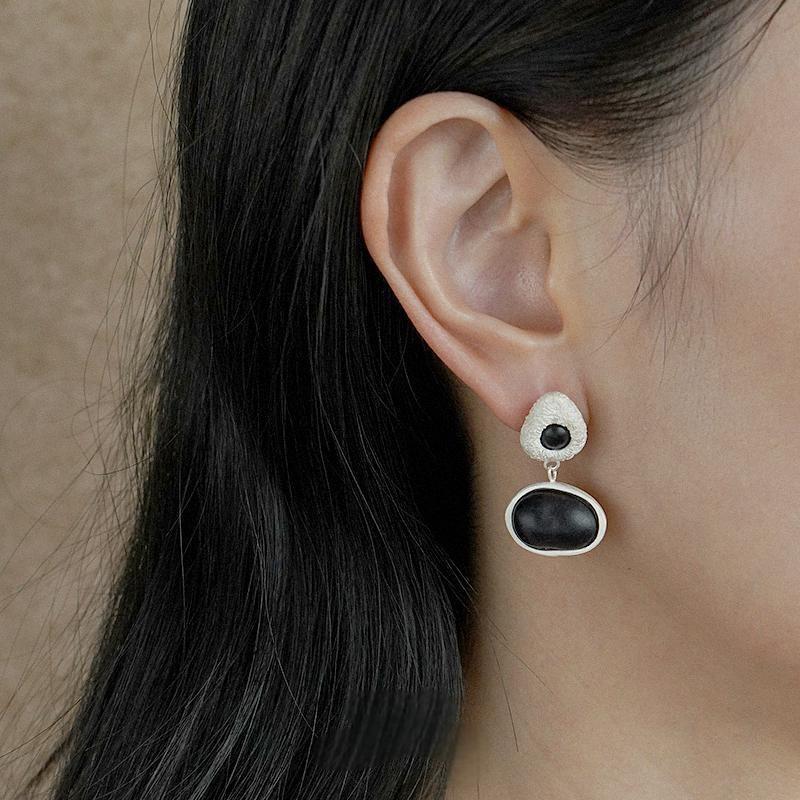 Asymmetrische Edelsteinohrringe – Strukturierte Ohrstecker vom Originaldesigner (ein schwarzes und ein Naturholzdesign)