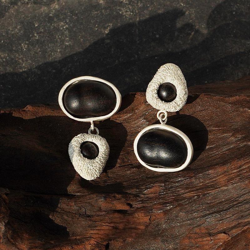 Asymmetrische Edelsteinohrringe – Strukturierte Ohrstecker vom Originaldesigner (ein schwarzes und ein Naturholzdesign)