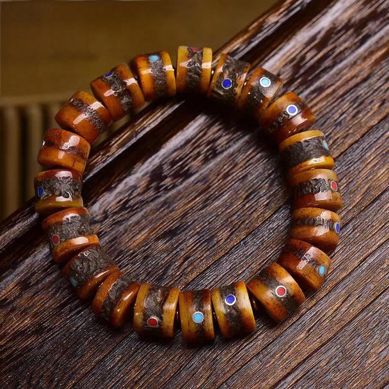 Armband aus tibetischem Yakknochen und eingelegten Mehrstein-Fassperlen – Ein Symbol für Stärke und spirituellen Schutz